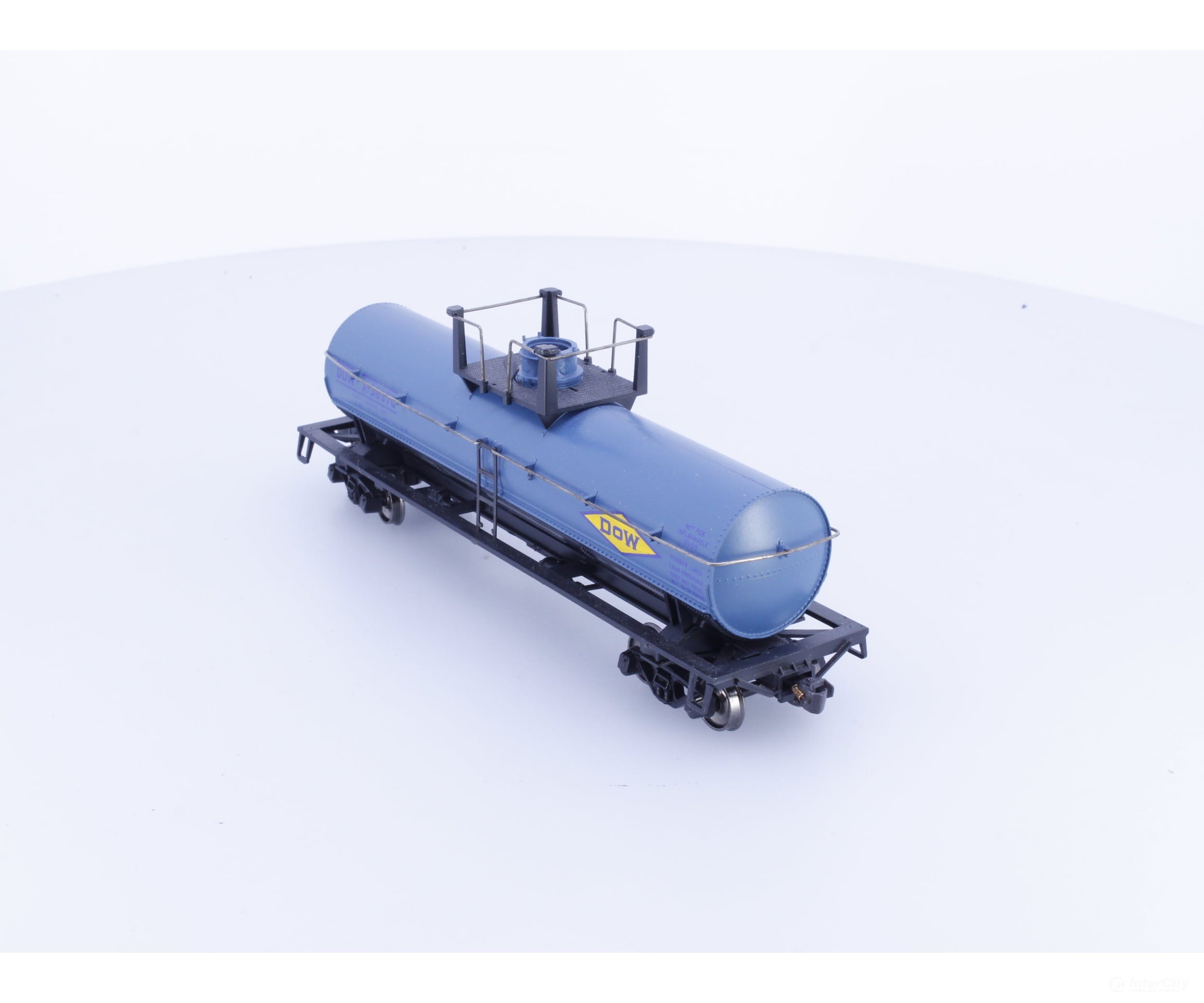 Athearn 1552 HO 40’ Chemical Tank Car Dow Chemical (DOWX) 38370 - Freight Cars