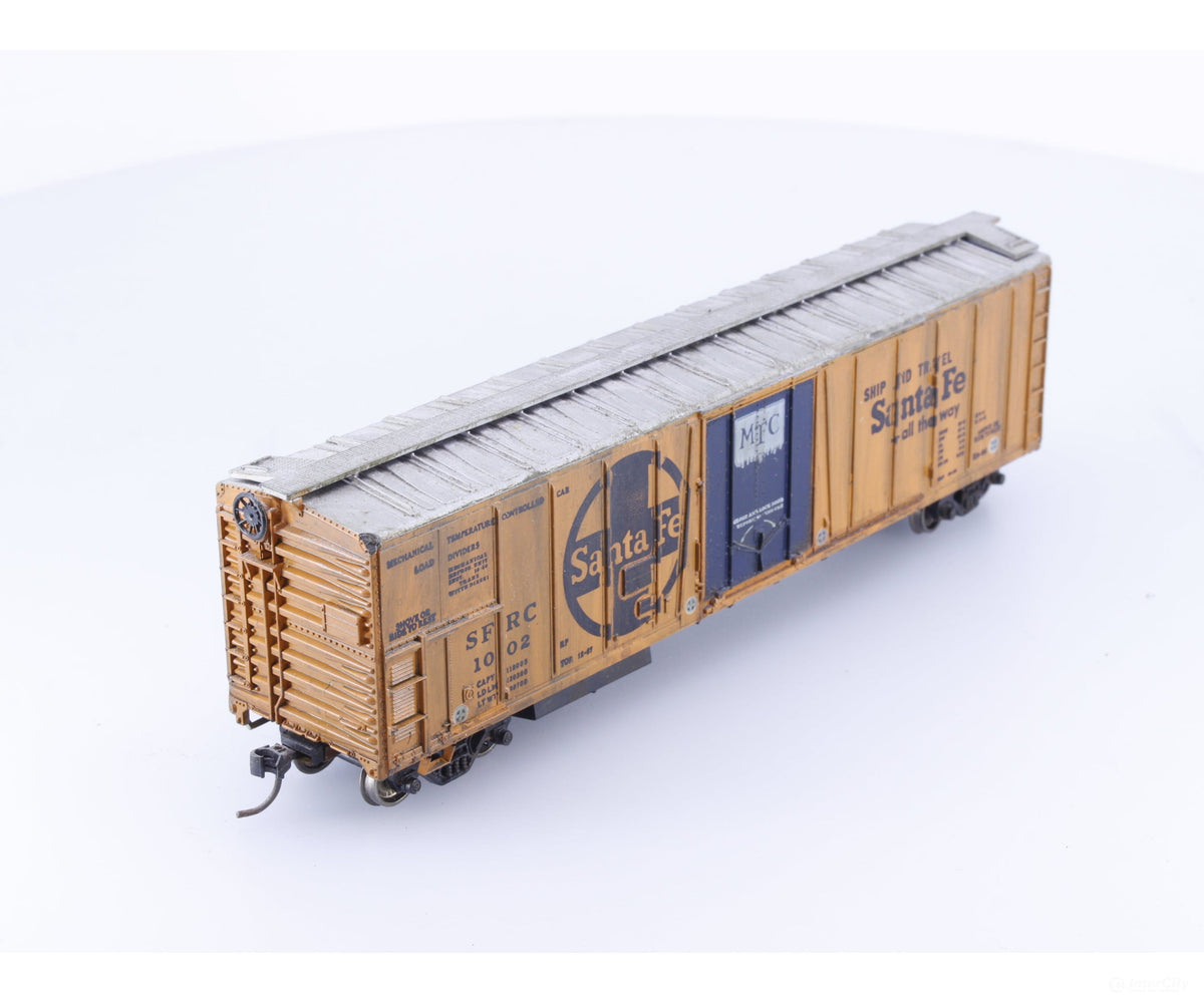 Athearn 1637 HO 50’ Outside Braced Reefer Weathered Santa Fe (SF) 1002 - Freight Cars