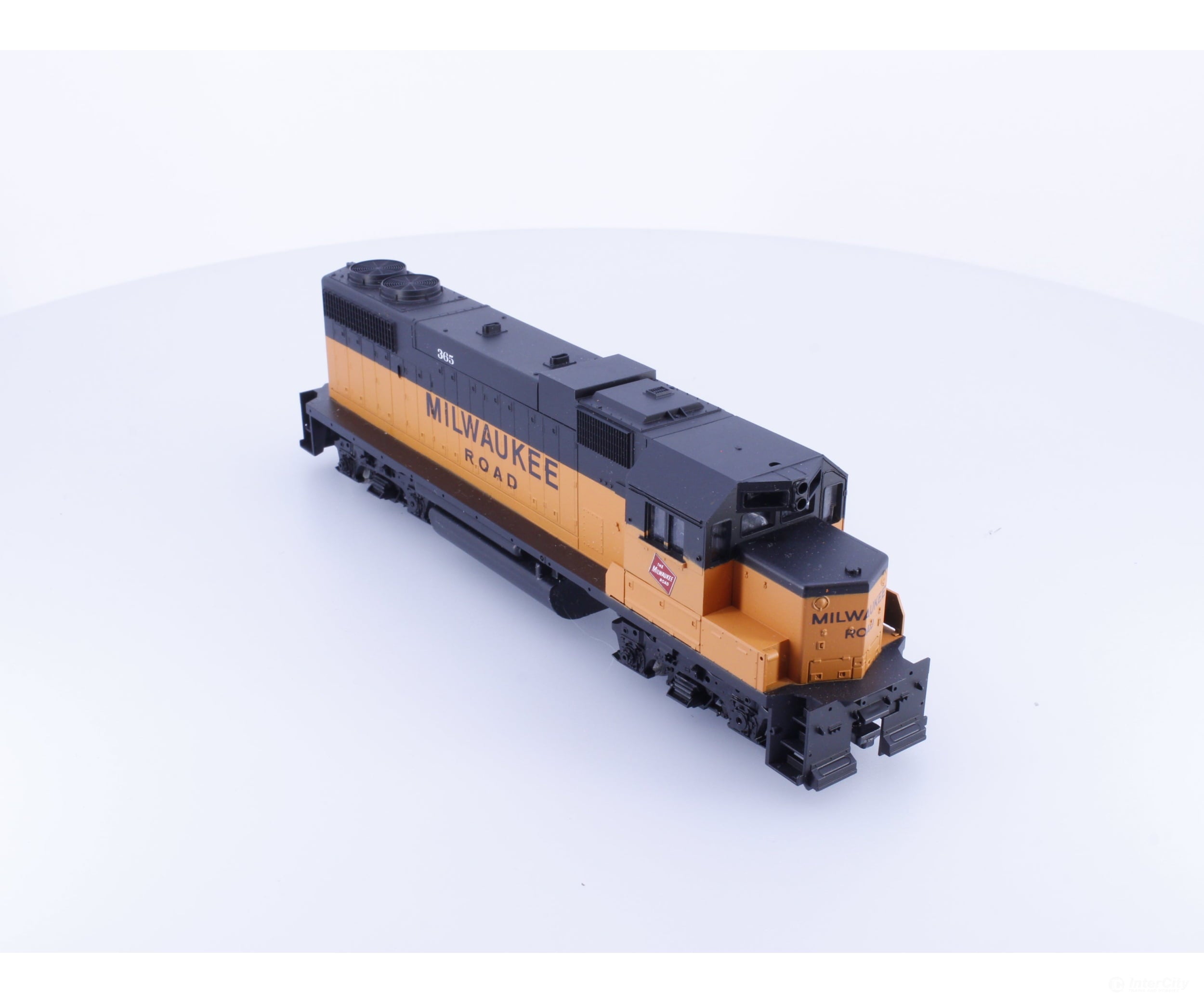 Athearn 4606 HO GP38-2 Diesel Locomotive Milwaukee Road (MILW) 365 Analog DC Locomotives