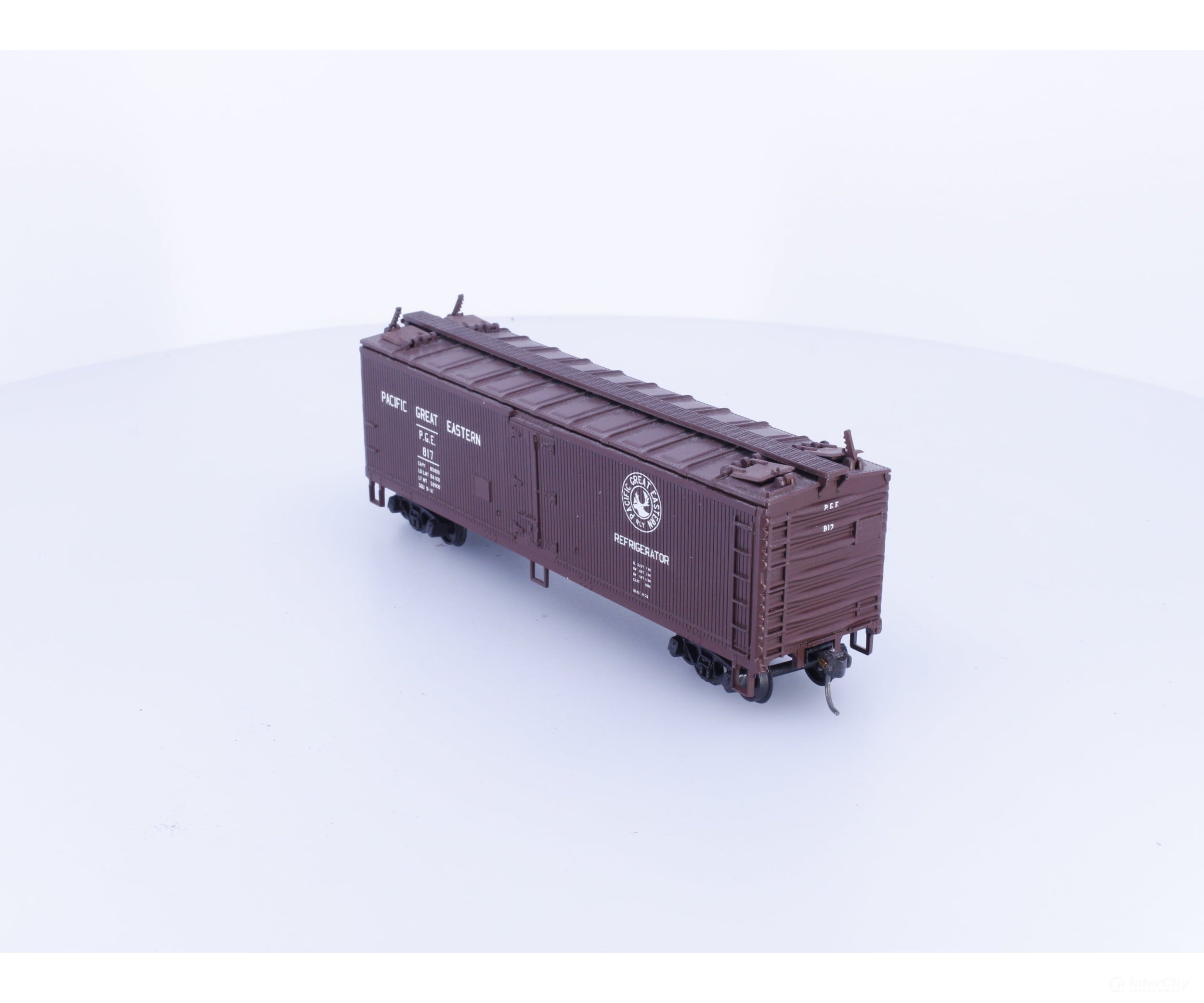 Athearn 513 HO 40’ Refrigerator Boxcar Pacific Great Eastern (PGE) 817 - Freight Cars