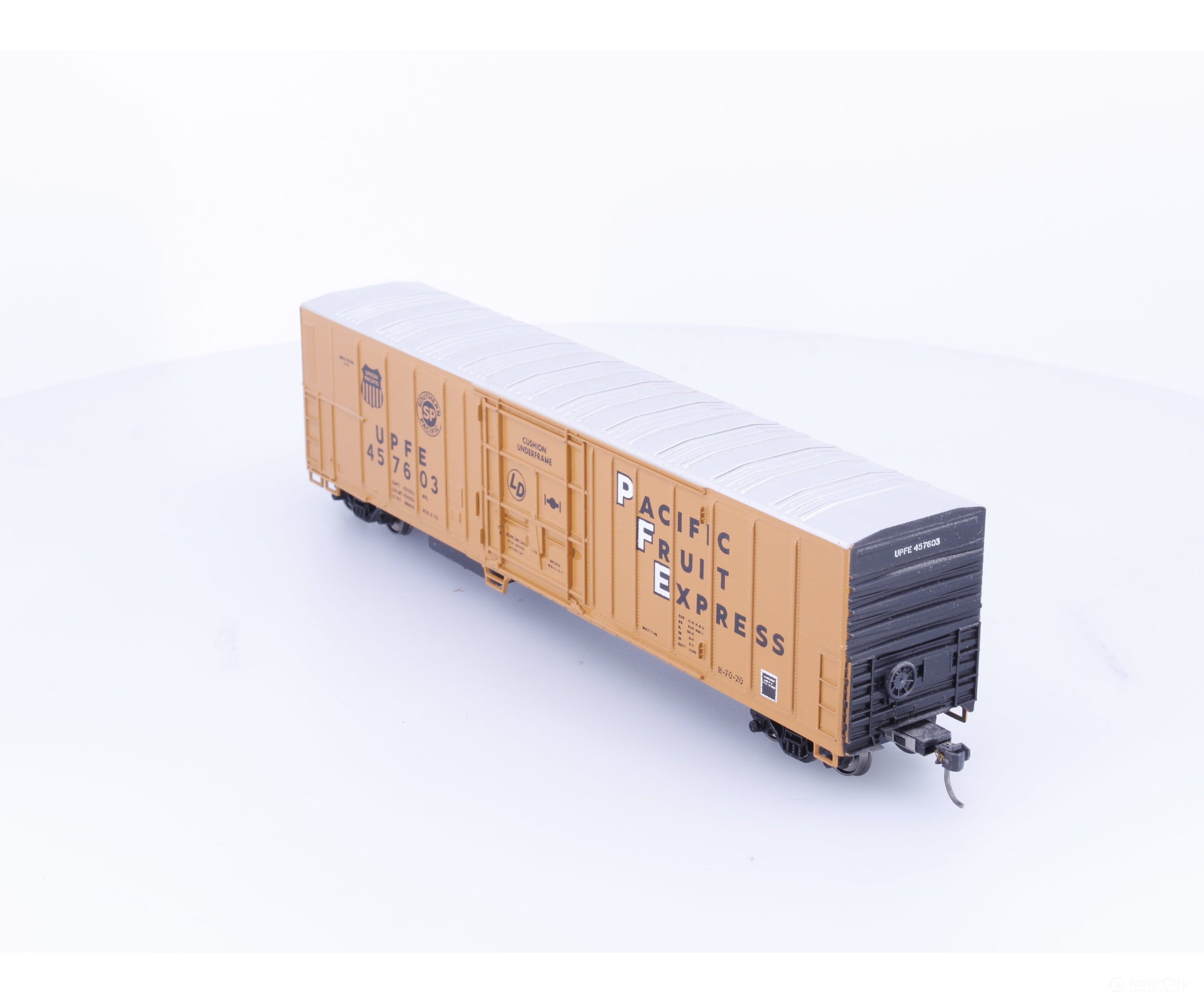 Athearn 5465 HO 57’ Refrigerator Boxcar (UPFE) Pacific Fruit Express (PFE) 457603 - Freight Cars