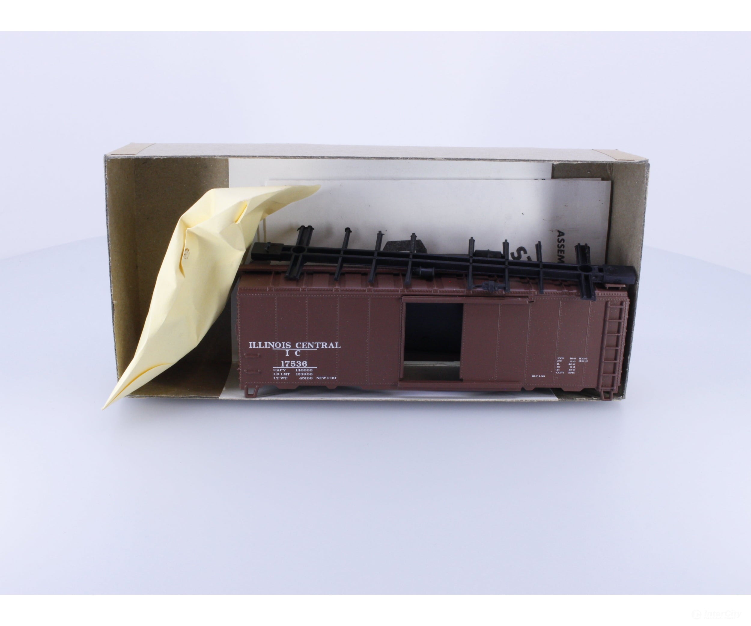 Athearn 5974 HO 40’ Box Car Kit Illinois Central (IC) 17536 Freight Cars