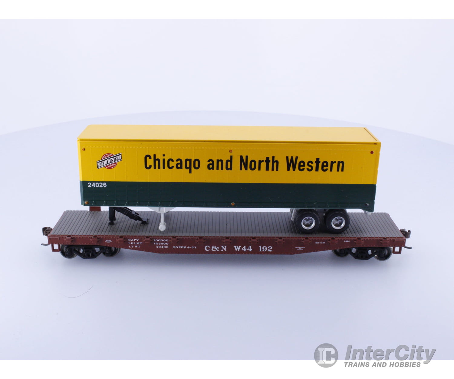 Athearn 72465 HO 50’ Flat with 40’ Trailer Chicago and North Western (CNW) 44192 Freight Cars