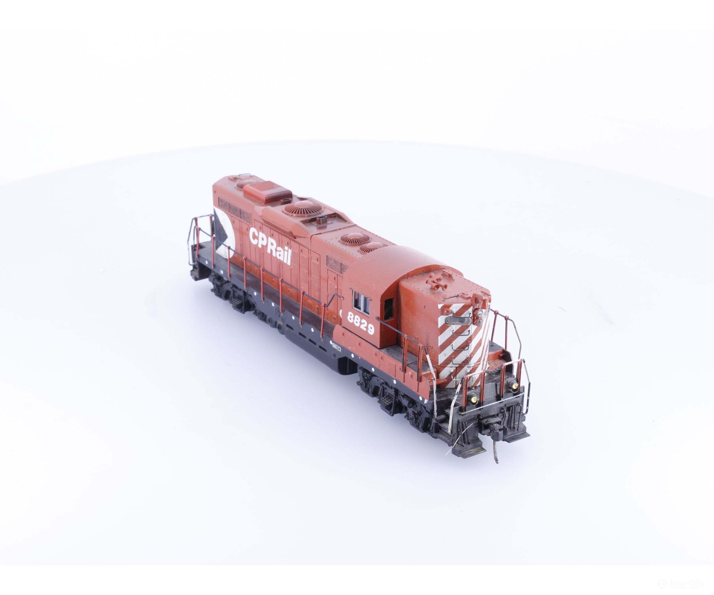 Athearn 8829 HO GP9 High Hood Diesel Locomotive Canadian Pacific (CP) 8829 Analog DC - Locomotives