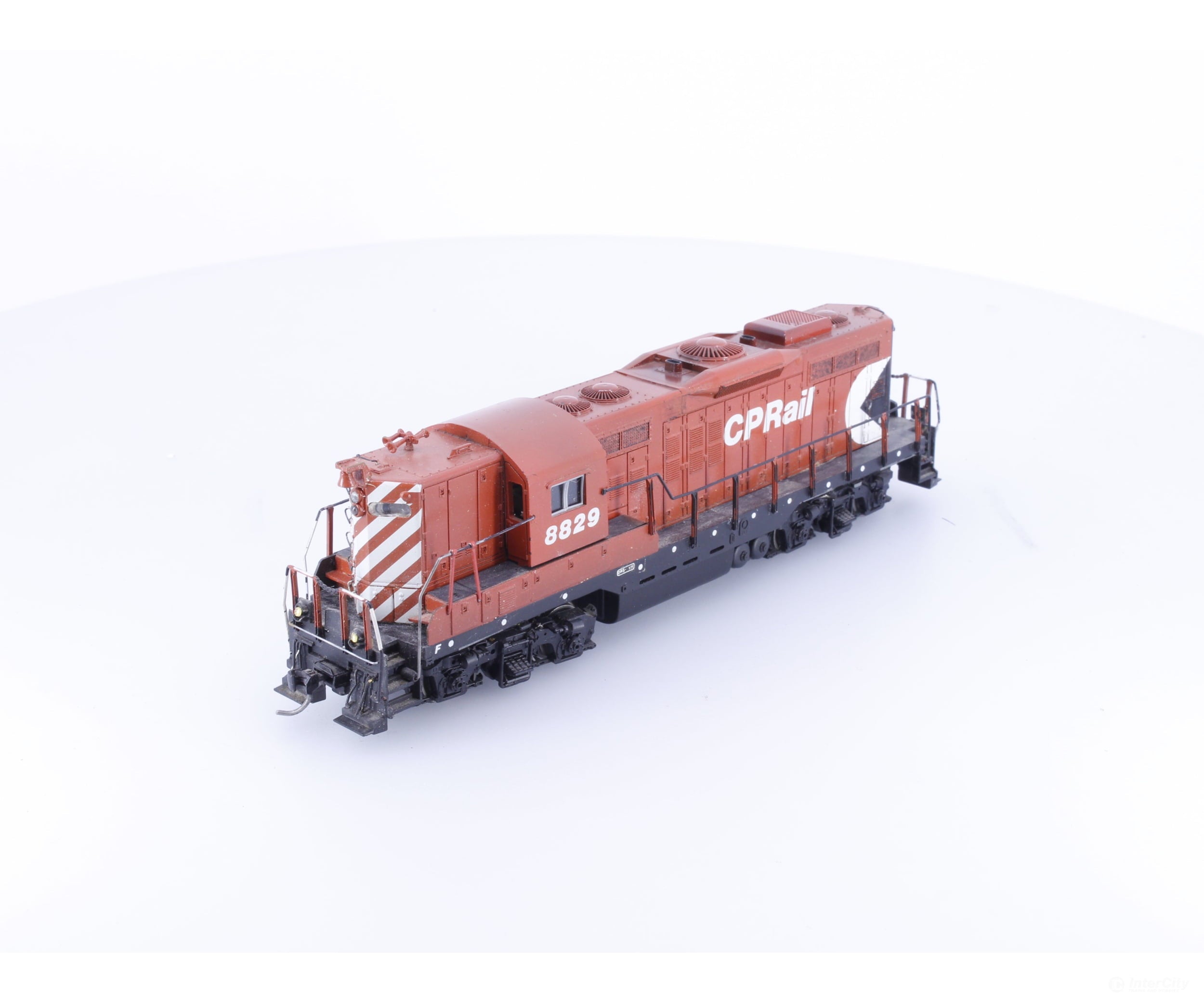 Athearn 8829 HO GP9 High Hood Diesel Locomotive Canadian Pacific (CP) 8829 Analog DC - Locomotives