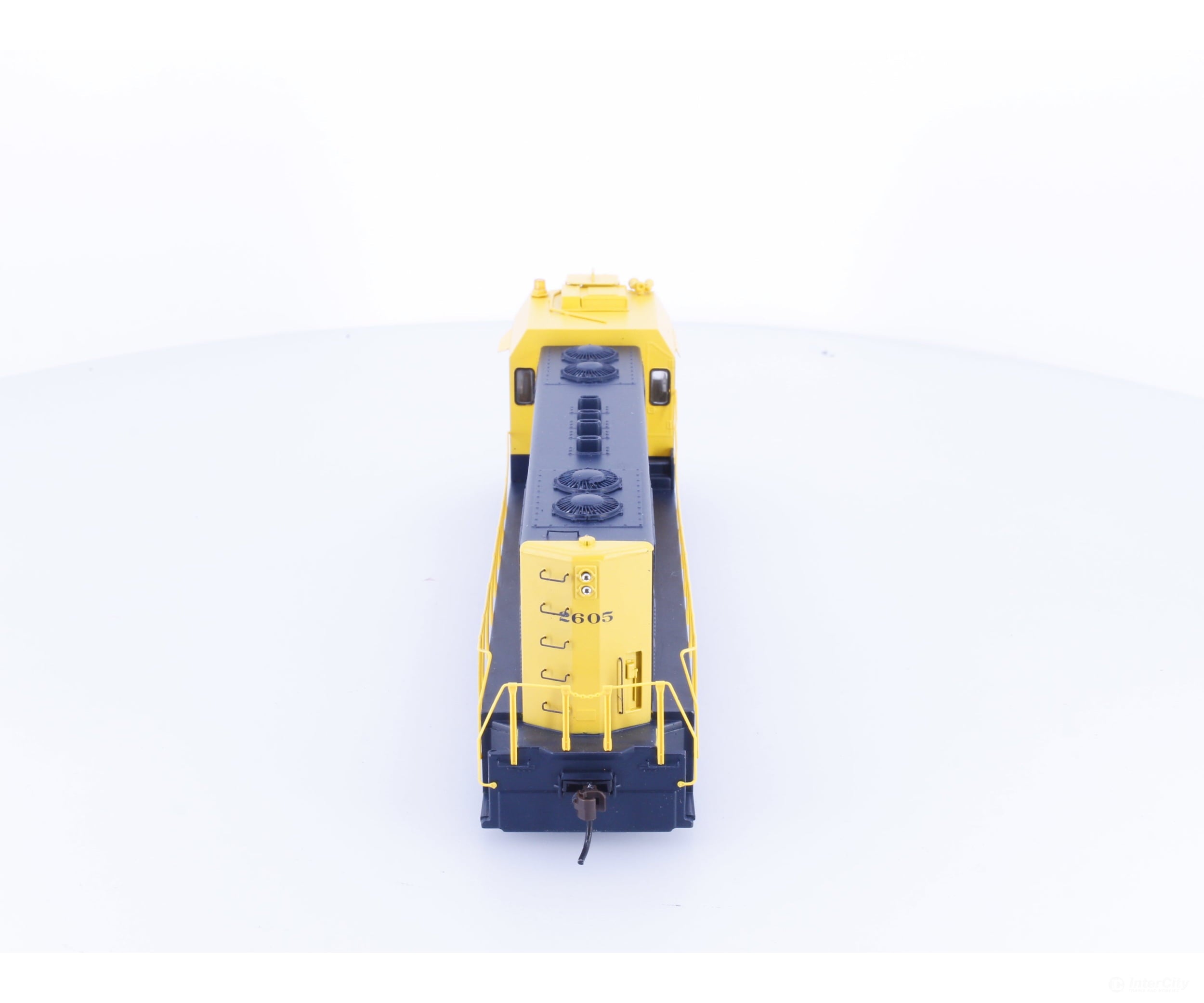 Athearn 89902 HO CF-7 Angled Cab Warbonnet Diesel Locomotive Santa Fe (SF) 2605 DCC Ready - Locomotives