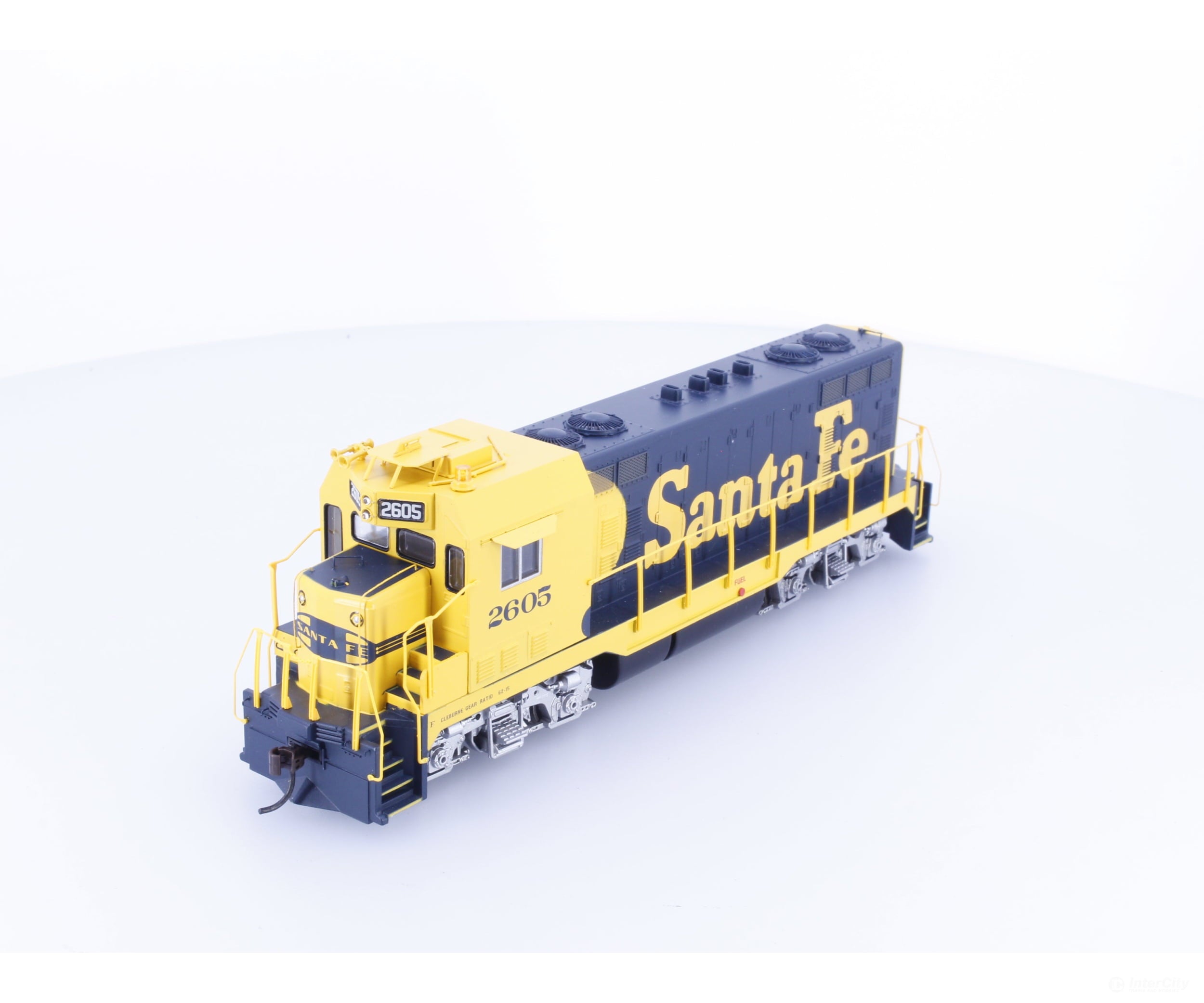 Athearn 89902 HO CF-7 Angled Cab Warbonnet Diesel Locomotive Santa Fe (SF) 2605 DCC Ready - Locomotives