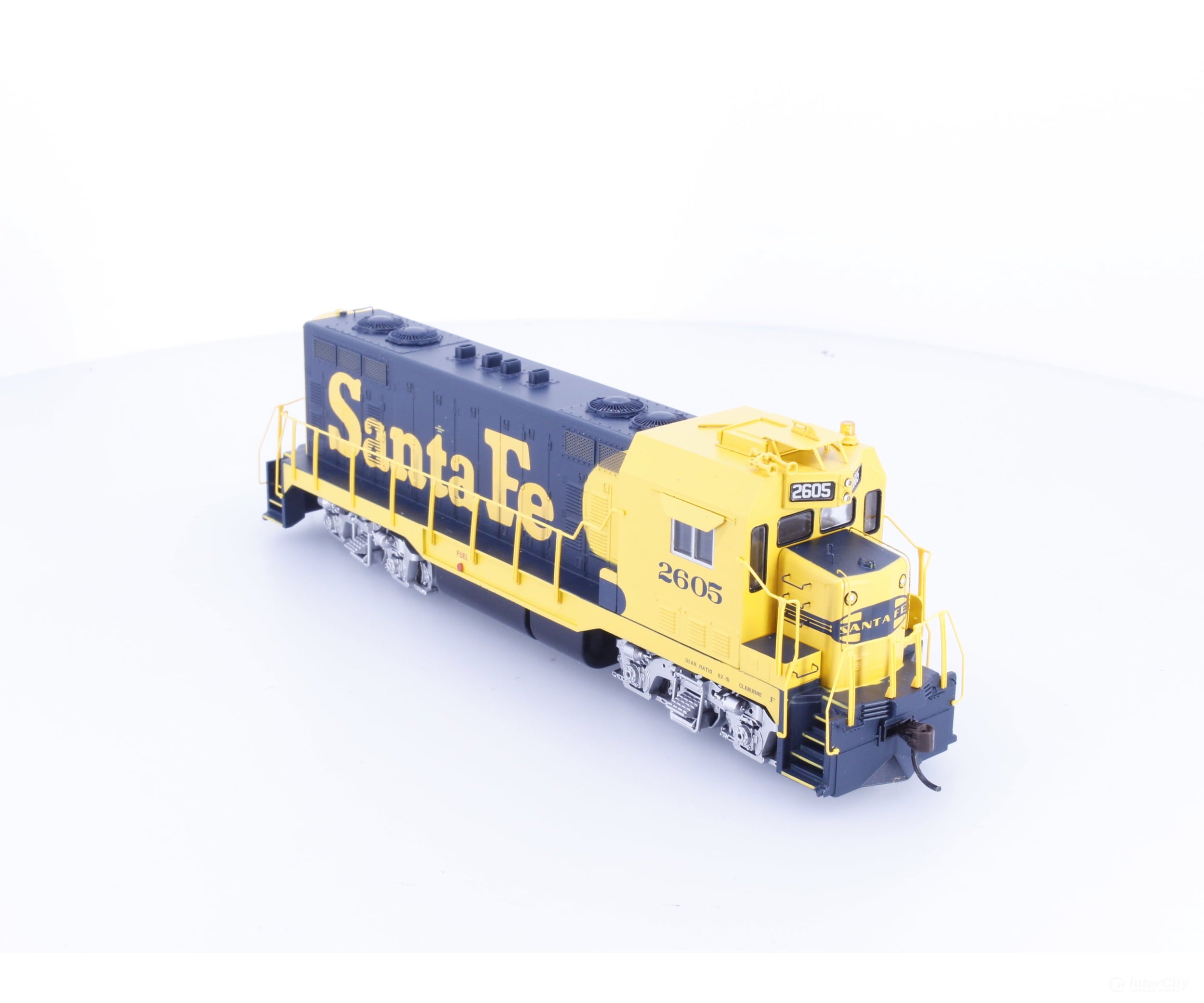 Athearn 89902 HO CF-7 Angled Cab Warbonnet Diesel Locomotive Santa Fe (SF) 2605 DCC Ready - Locomotives