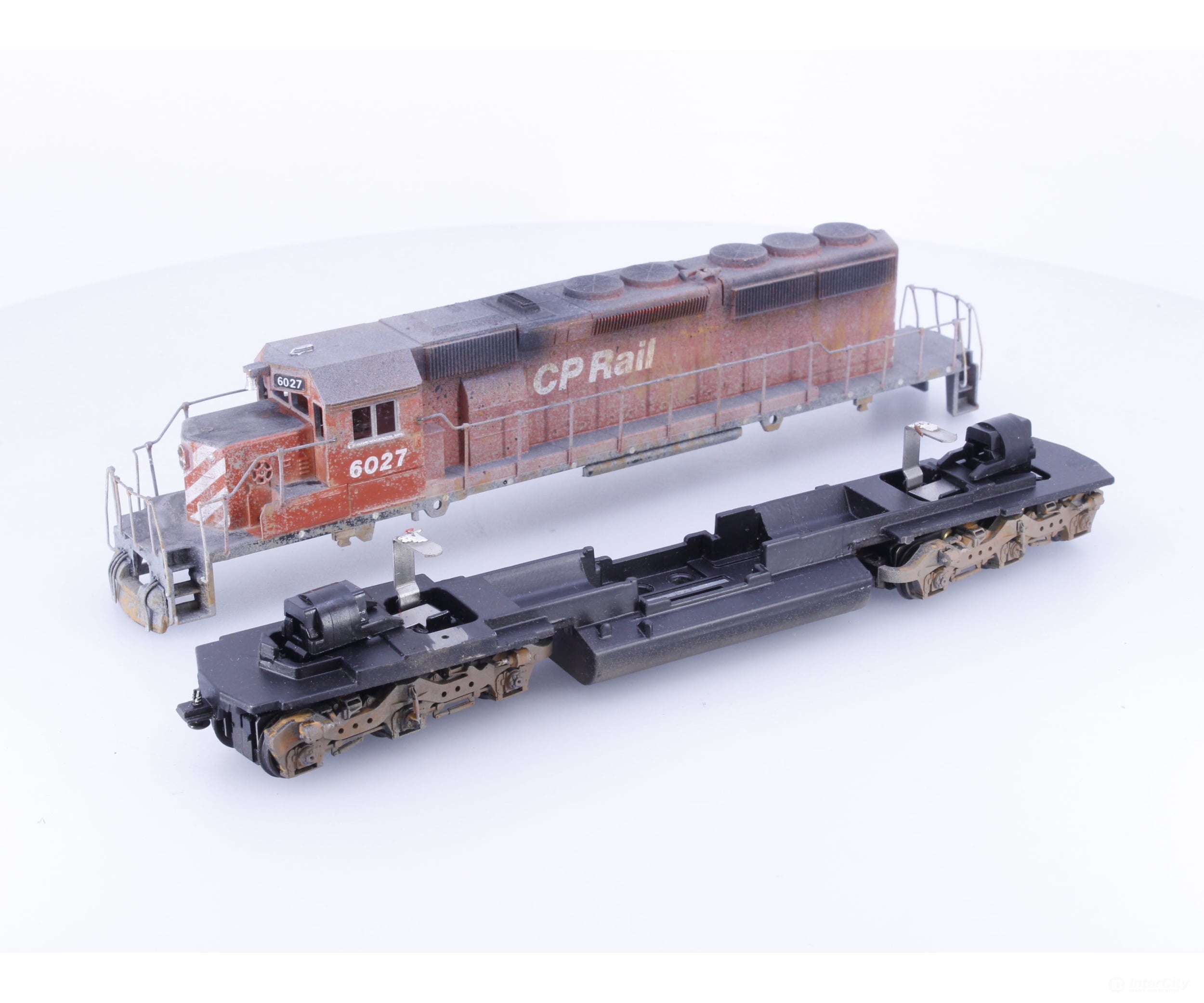 Athearn SD40DMY HO SD40 Diesel Locomotive Dummy Only Weathered Canadian Pacific (CP) 6027 - Locomotives