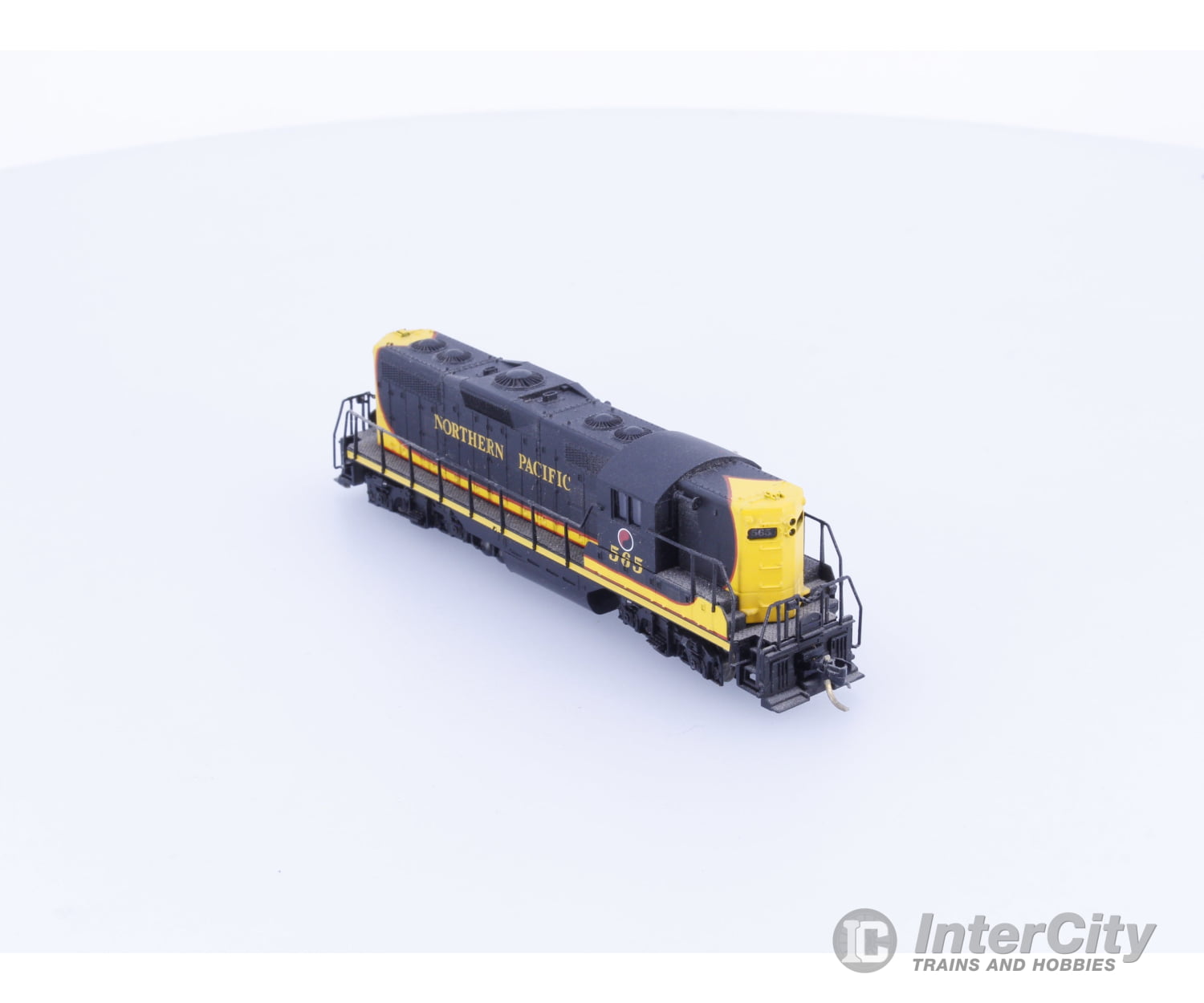 Atlas 48220 N GP-7 Phase 2 Diesel Locomotive Northern Pacific (NP) 568 Analog DC Locomotives