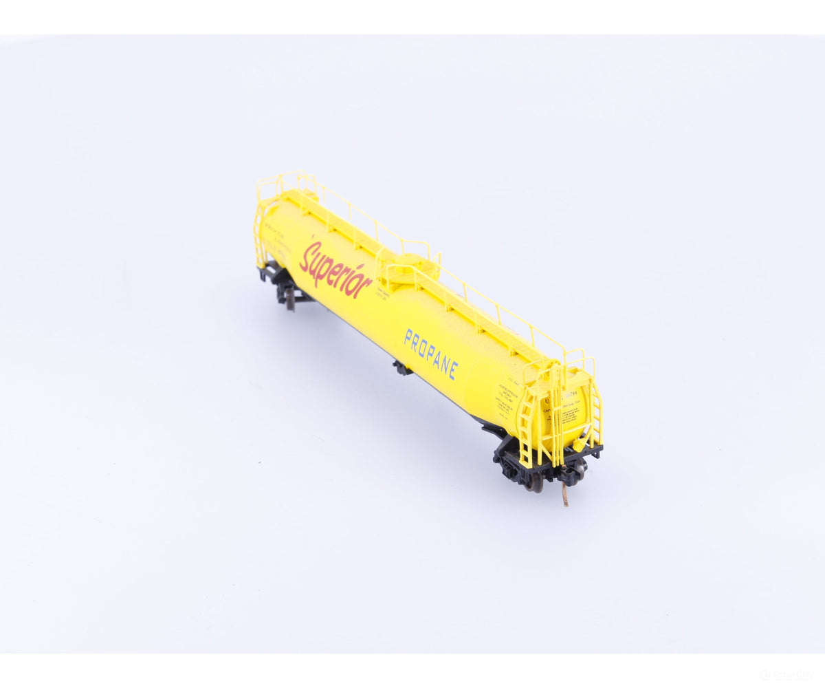 Atlas ATL159009 N 33,000 Gal Tank Car Superior (UTLX) 80784 - Freight Cars