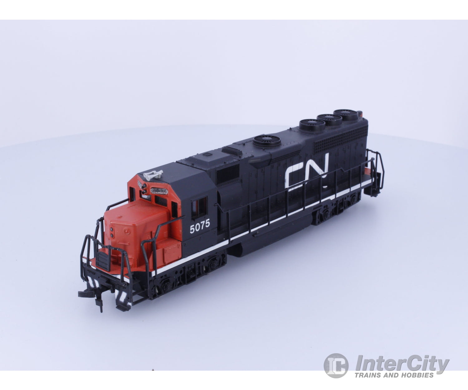 Bachmann 0568 HO EMD GP40 Canadian National (CN) 5075 Analog DC Locomotives