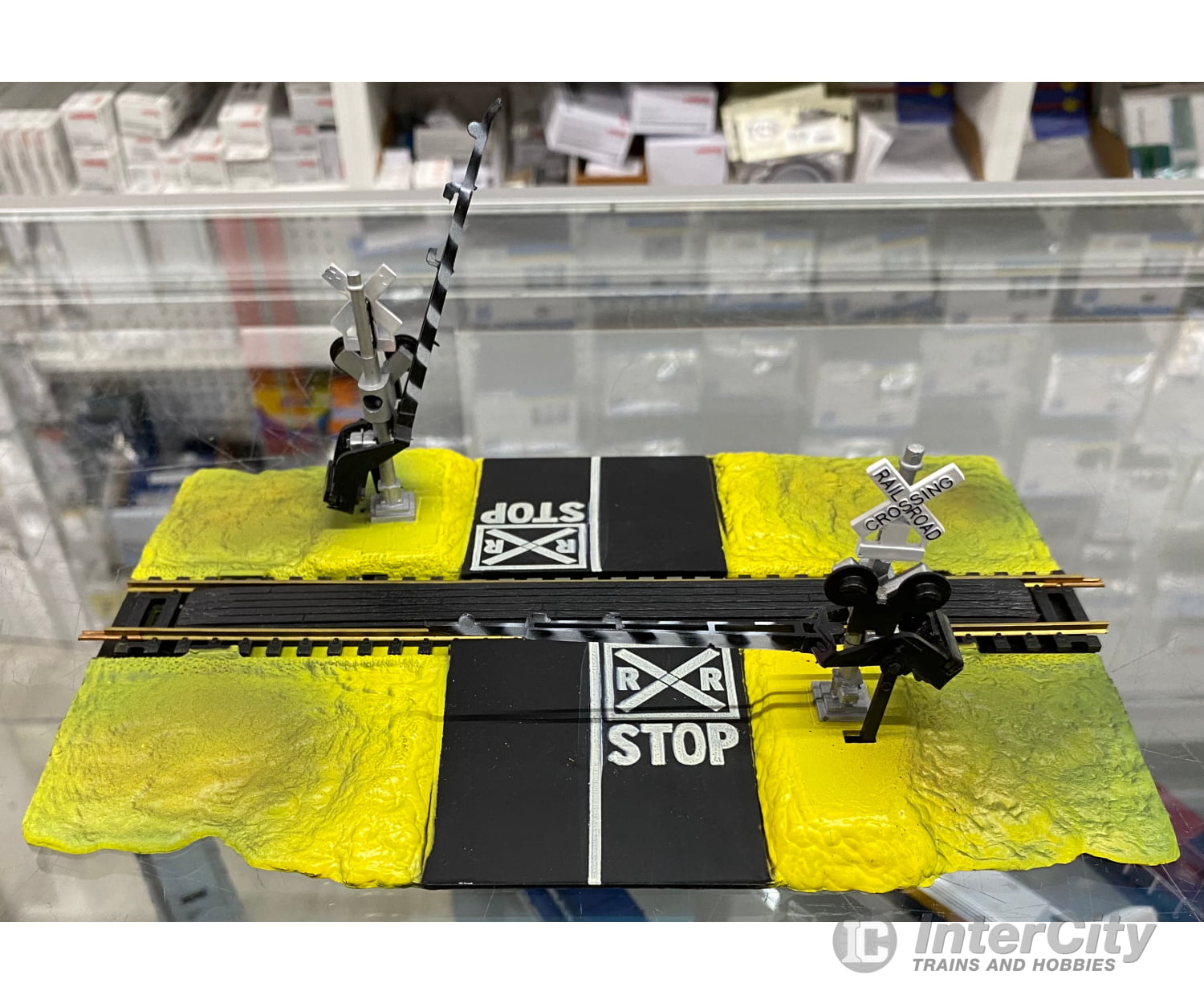 Bachmann 403027 HO Operating Dual Crossing Gates. Train Weight on track closes gates Track & Turnouts