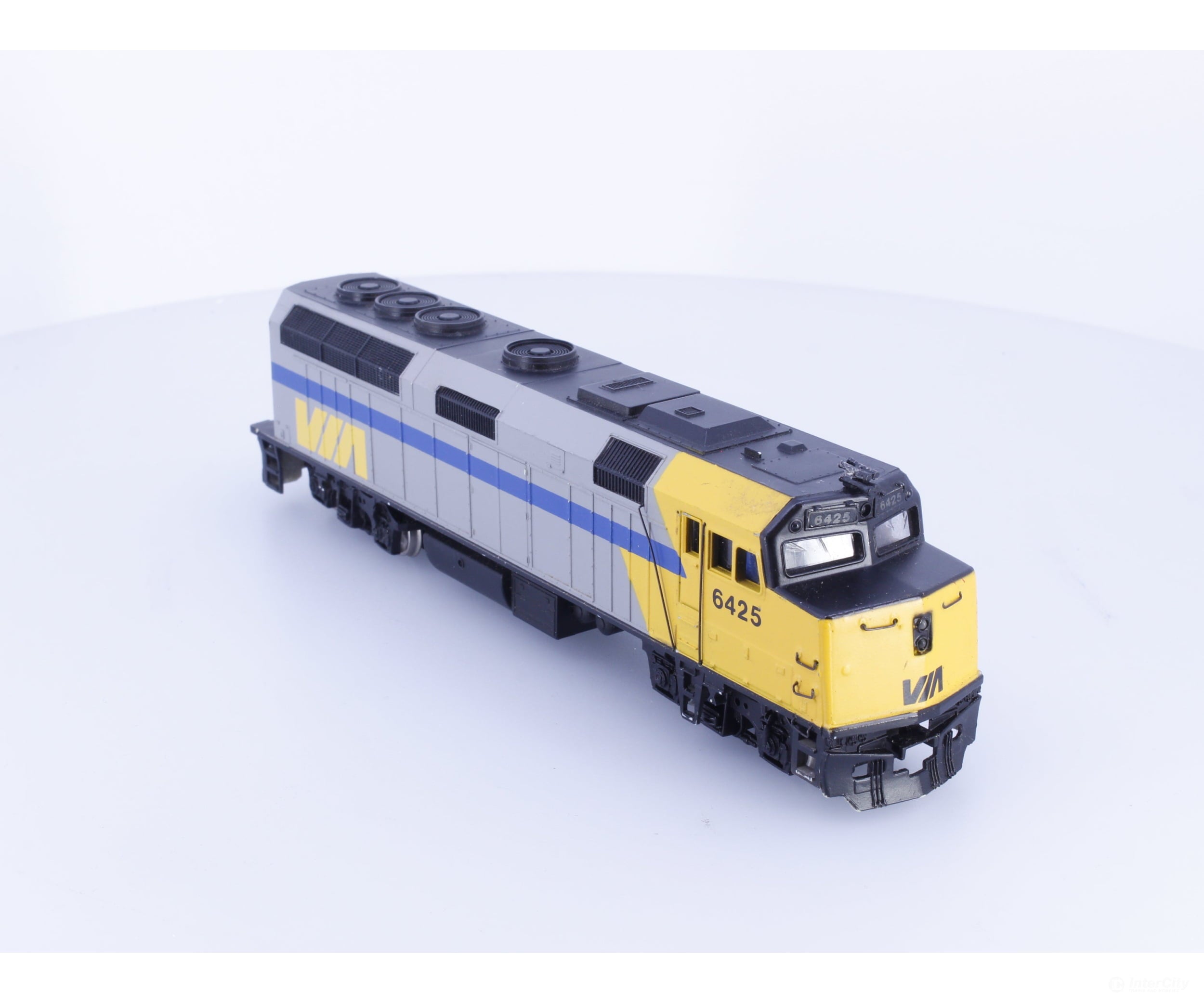 Bachmann 87022 HO EMD F40PH Diesel Locomotive Via Rail (VIA) 6425 Analog DC - Locomotives