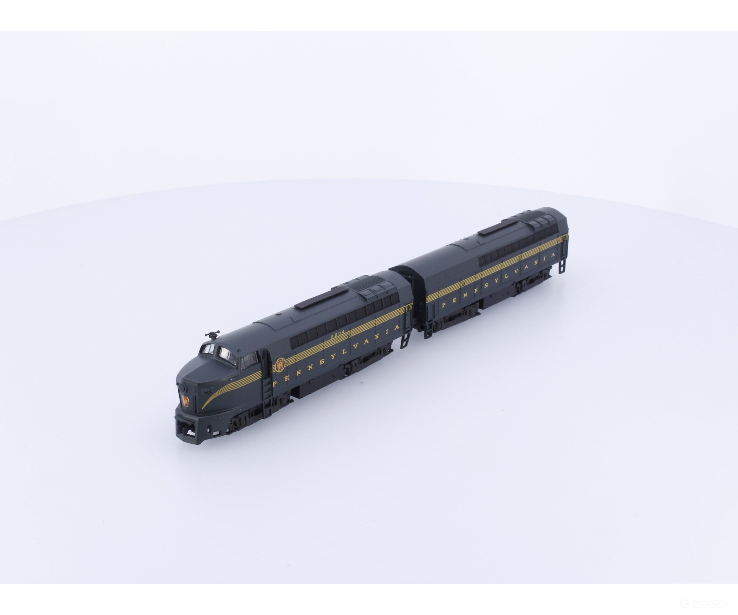 E-R Models N Shark Nose Locomotives A + B Pennsylvania (PRR) Analog DC (2) Freight Cars