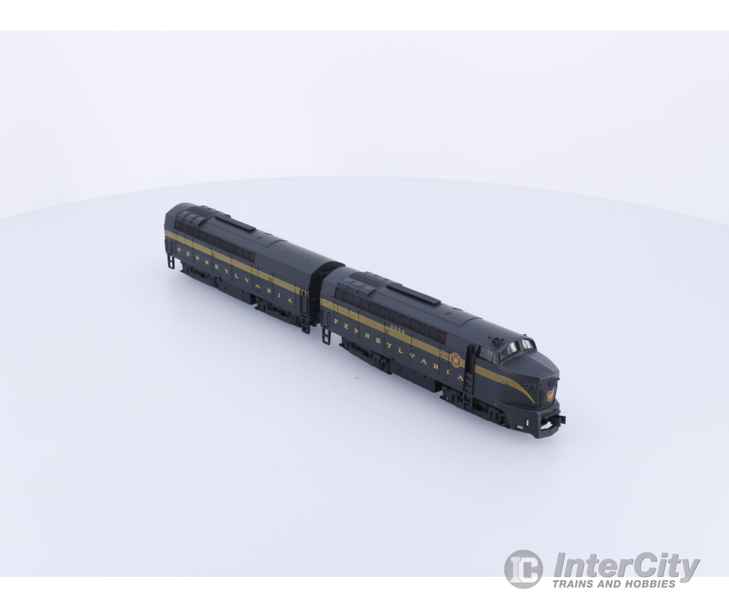 E-R Models N Shark Nose Locomotives A + B Pennsylvania (PRR) Analog DC (2) Freight Cars