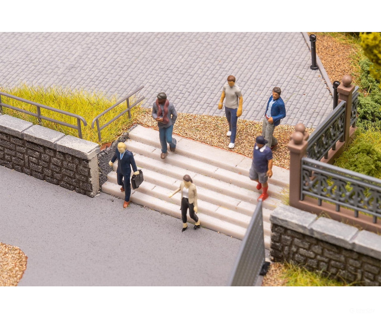 Faller 151727 HO Persons descending stairs - Figures