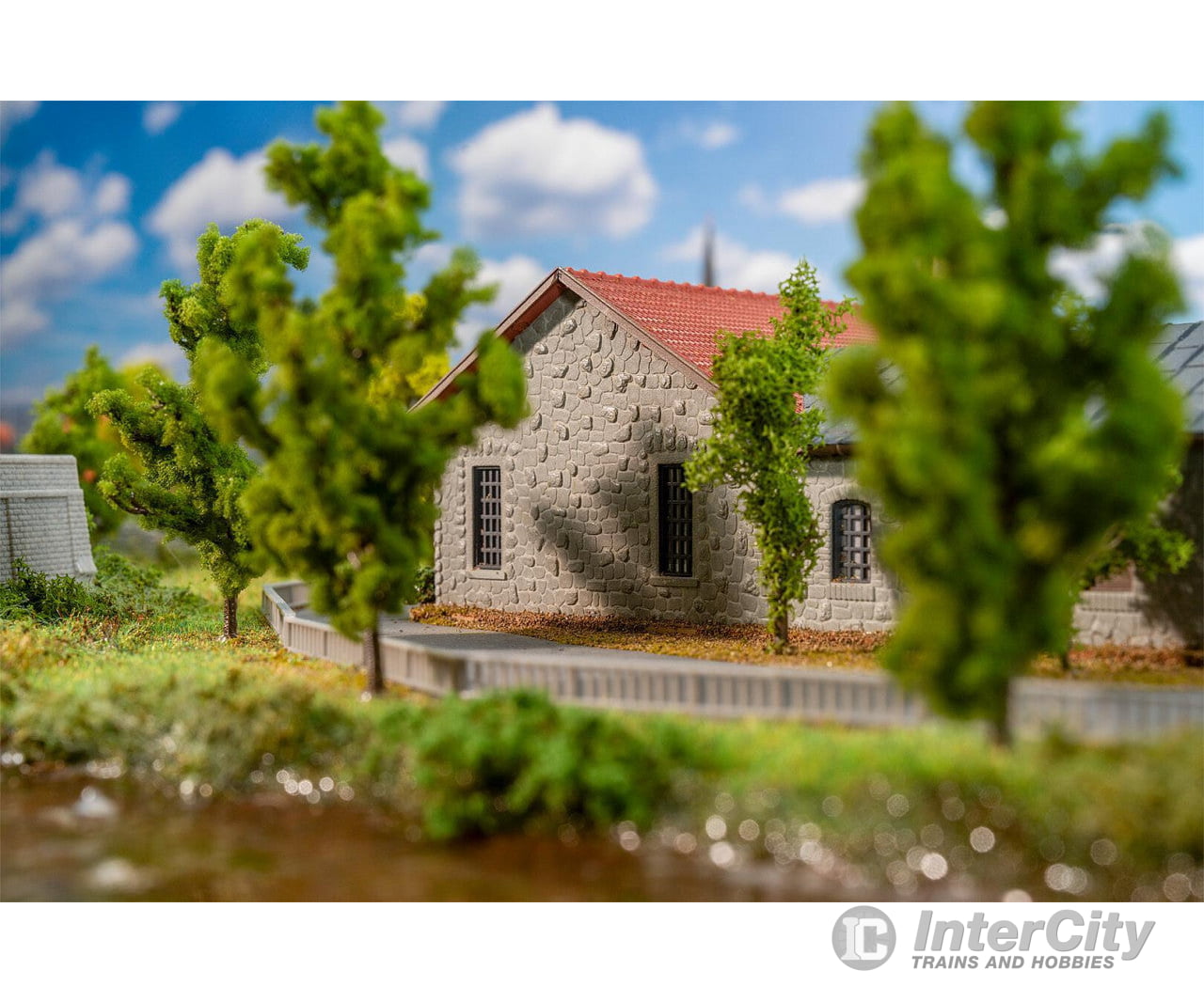 Faller 222106 N Two-stall locomotive shed with workshop Structures