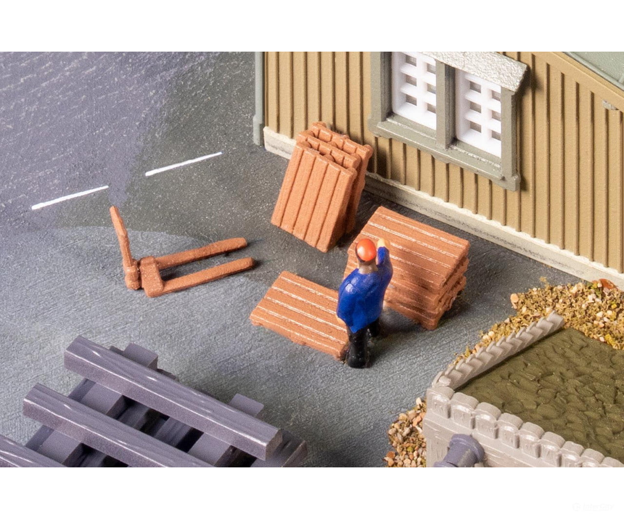 Faller 272922 N 16 Pallets - Scenery Details