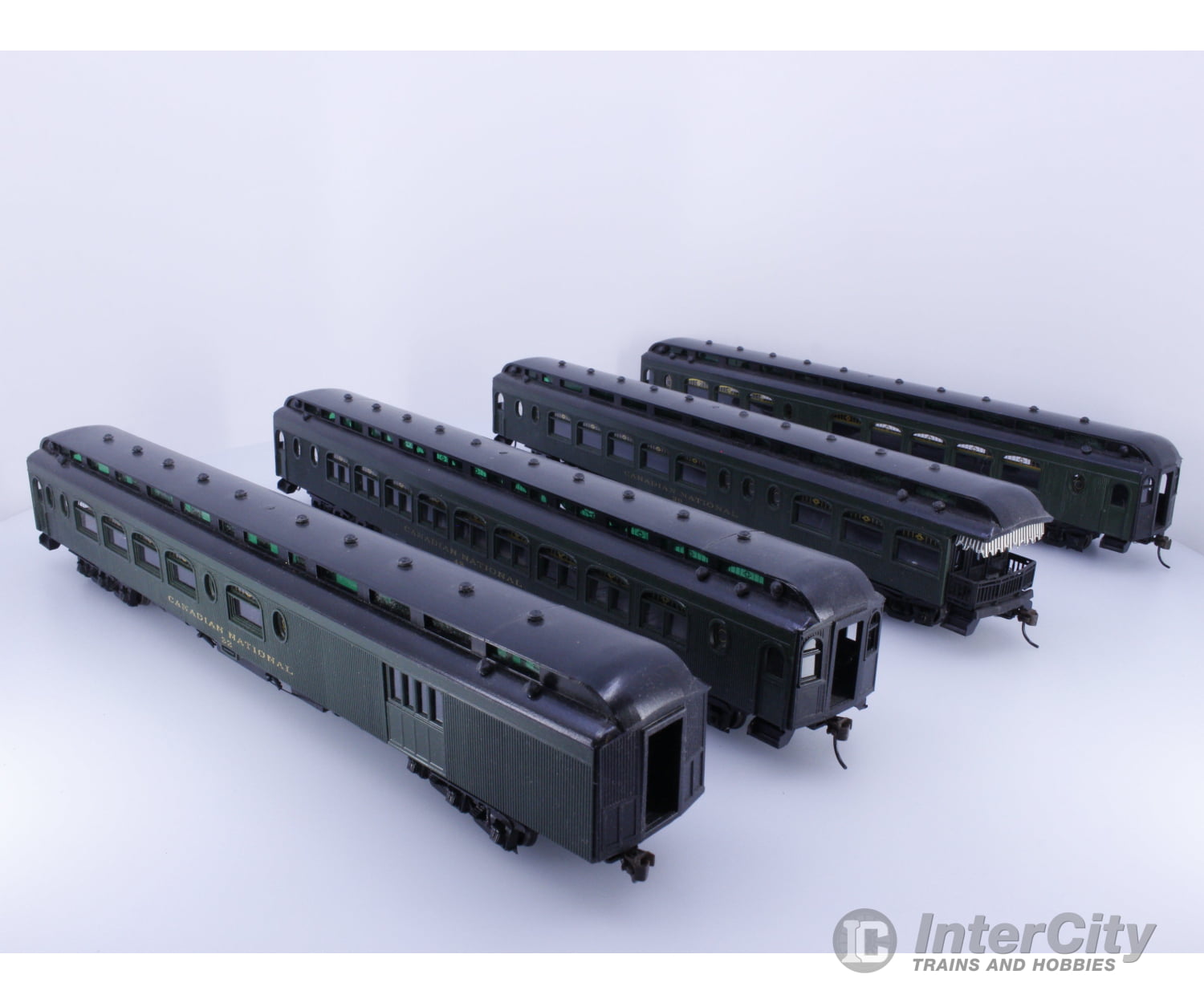 HO 4 Car Set of Passenger Cars Canadian National (CN) 32-37 Passenger Cars