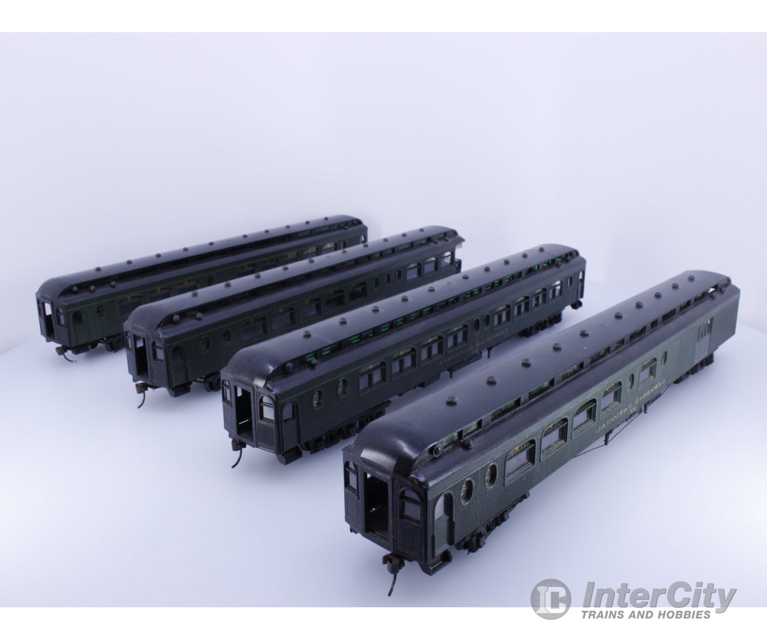 HO 4 Car Set of Passenger Cars Canadian National (CN) 32-37 Passenger Cars