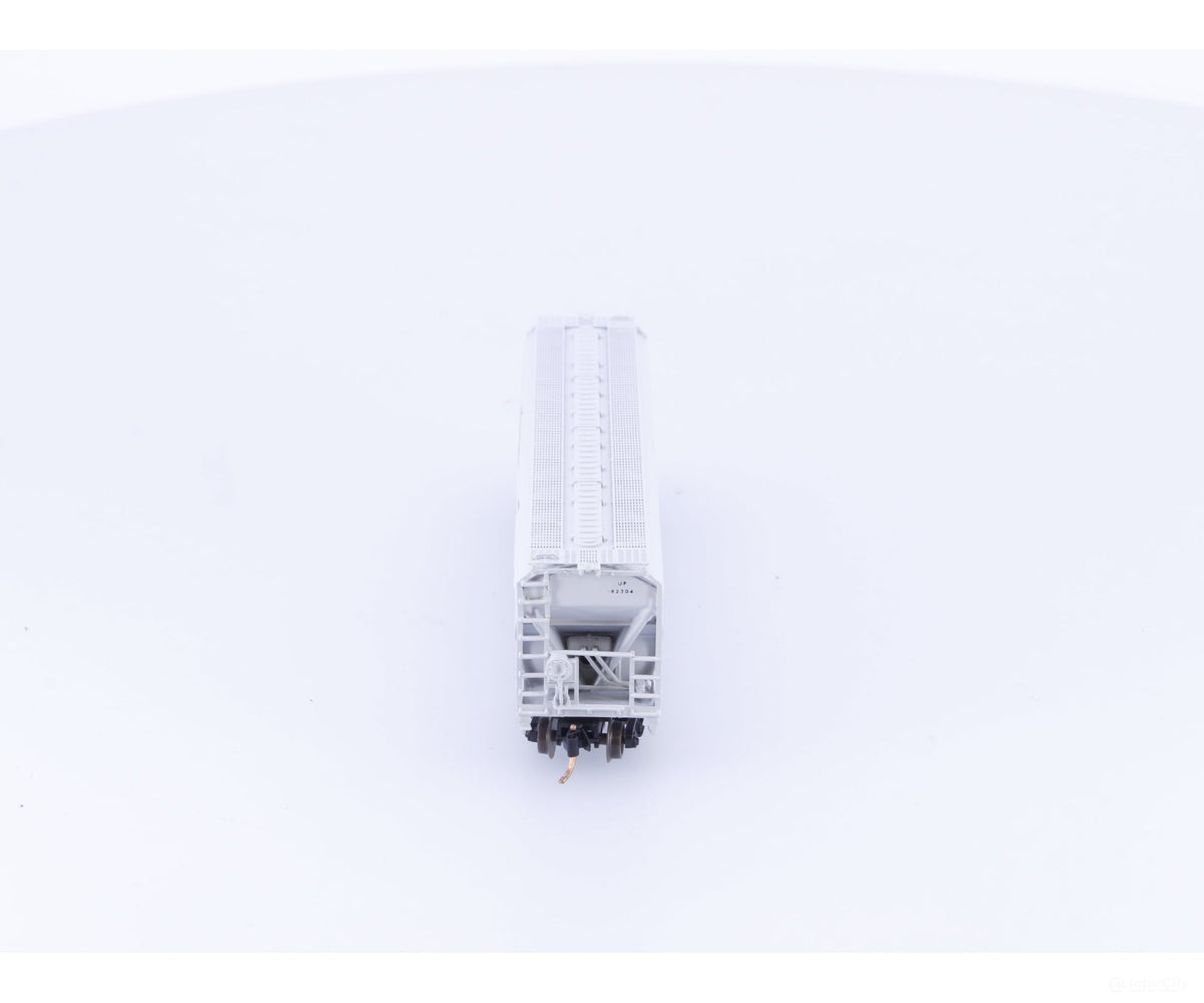 InterMountain 67008-16 N 3 Bay ACF Covered Hopper Union Pacific (UP) 82304 - Freight Cars