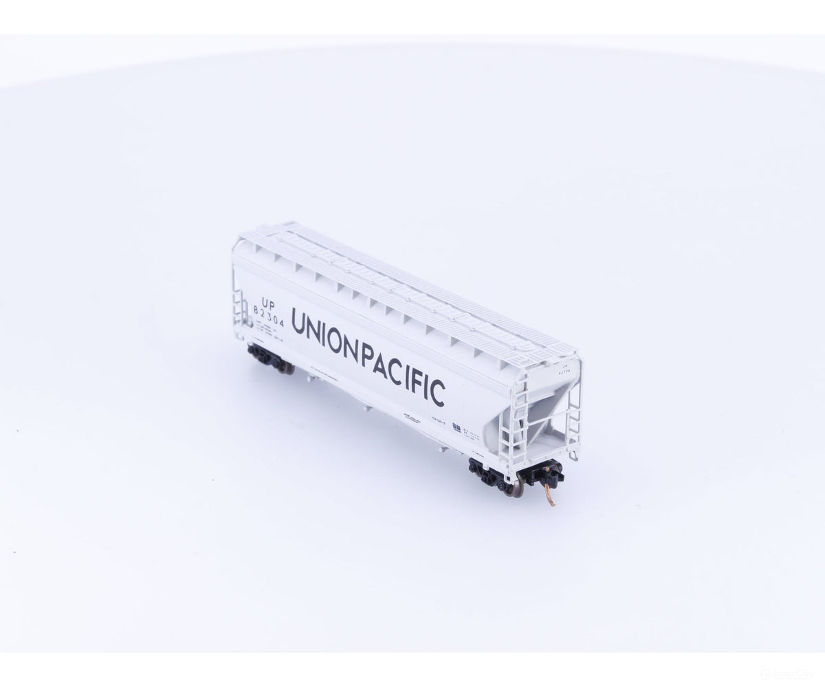 InterMountain 67008-16 N 3 Bay ACF Covered Hopper Union Pacific (UP) 82304 - Freight Cars