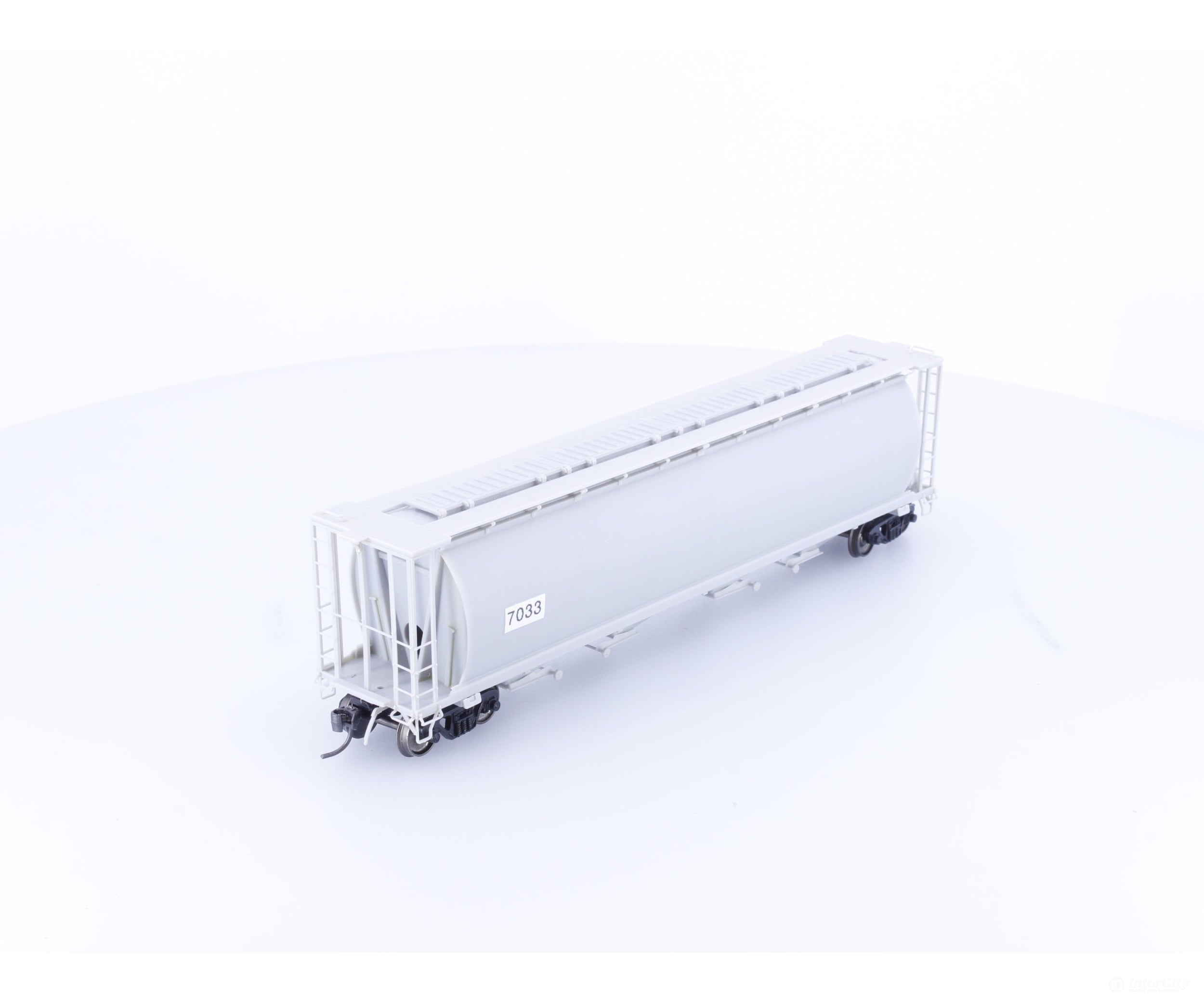 InterMountain 7033 HO 4 Bay Cylindrical Hopper Undecorated 7033 - Freight Cars
