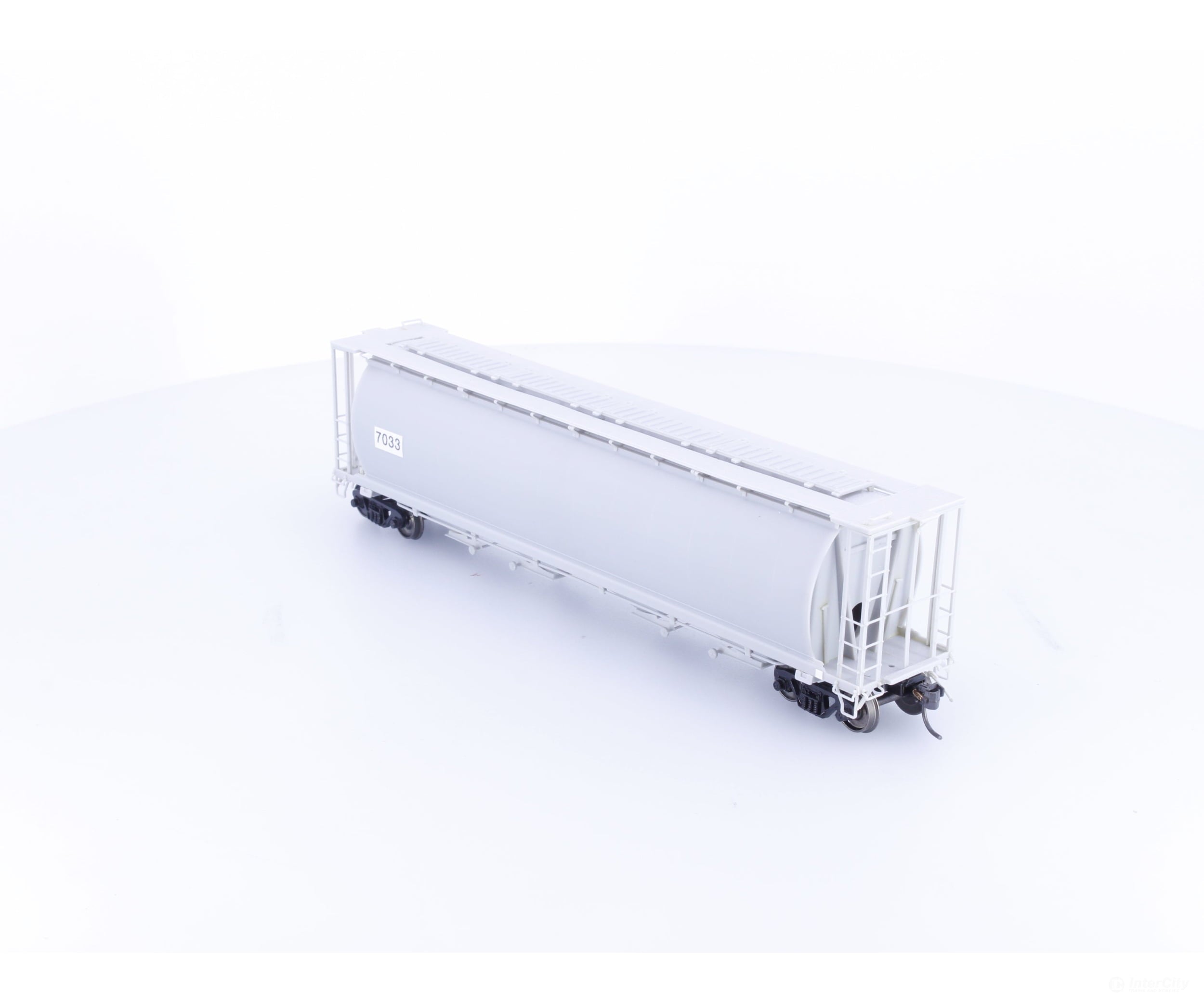 InterMountain 7033 HO 4 Bay Cylindrical Hopper Undecorated 7033 - Freight Cars