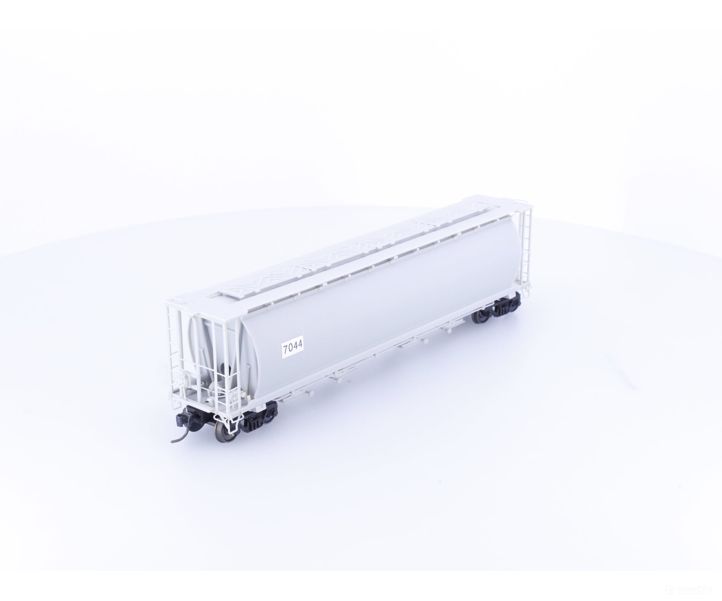 InterMountain 7044 HO 4 Bay Cylindrical Hopper Undecorated 7044 - Freight Cars