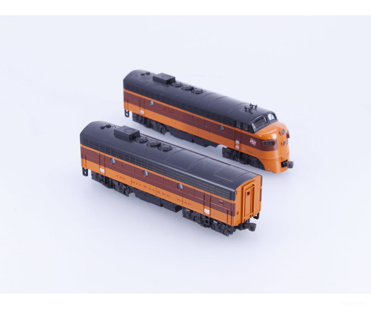 Kato 106-0430 N EMD FP7A/F7B Diesel Locomotives Milwaukee Road (MILW) 95A/95B Analog DC - Locomotives
