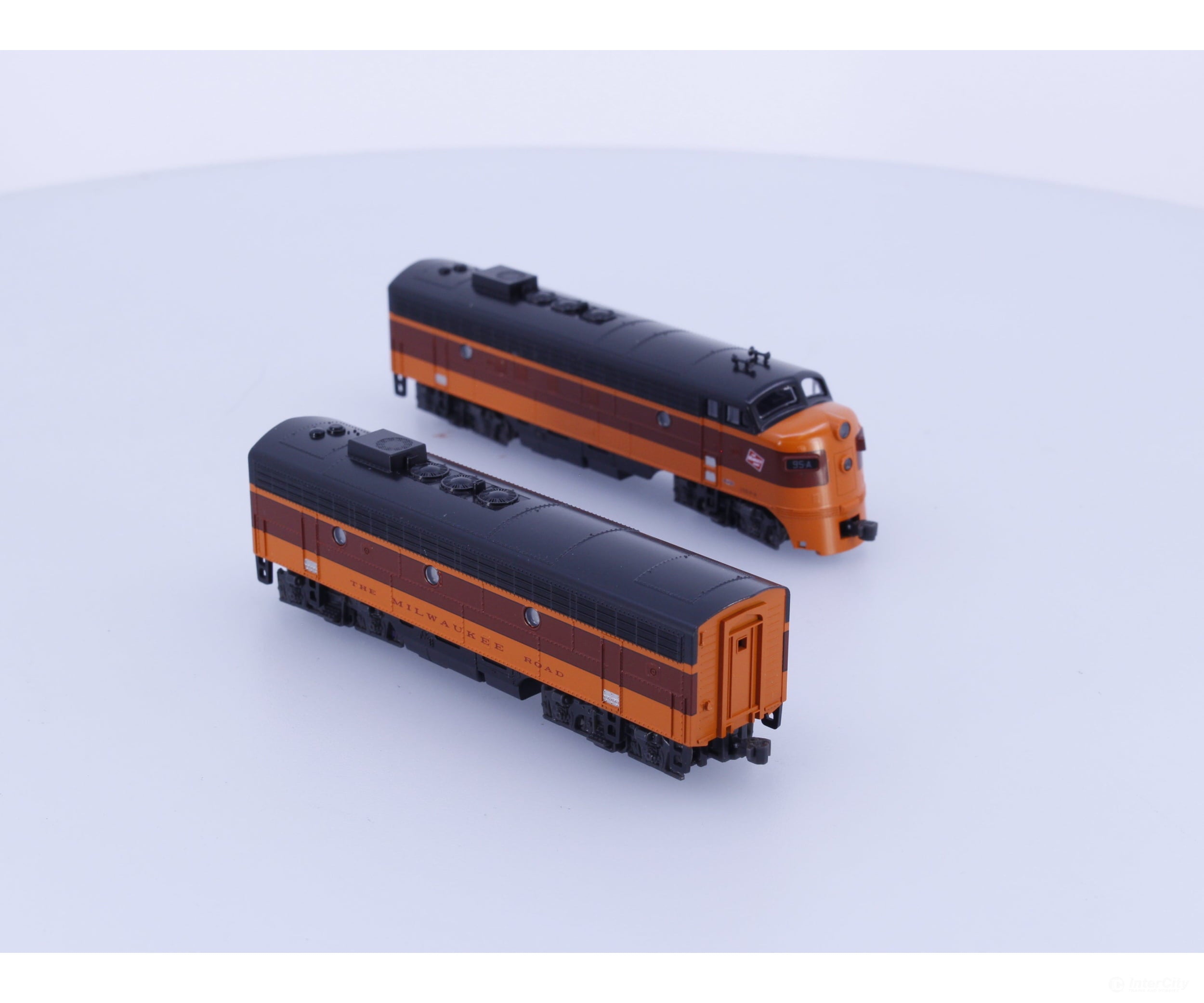 Kato 106-0430 N EMD FP7A/F7B Diesel Locomotives Set Milwaukee Road (MILW) 95A/95B Analog DC (#2) Locomotives