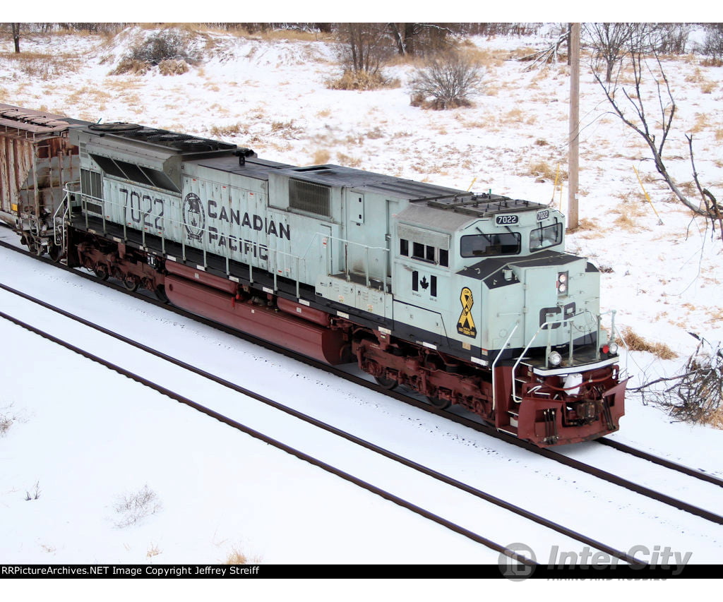 Kato 176-8543 N Canadian Pacific SD70ACu #7022 Navy Grey Military Series Locomotives