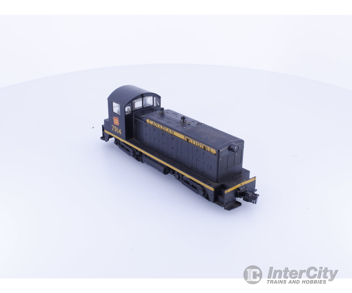 Kato 37-104 HO EMD NW2 Phase 1 Diesel Locomotive Canadian National (CN) 7914 Analog DC Locomotives