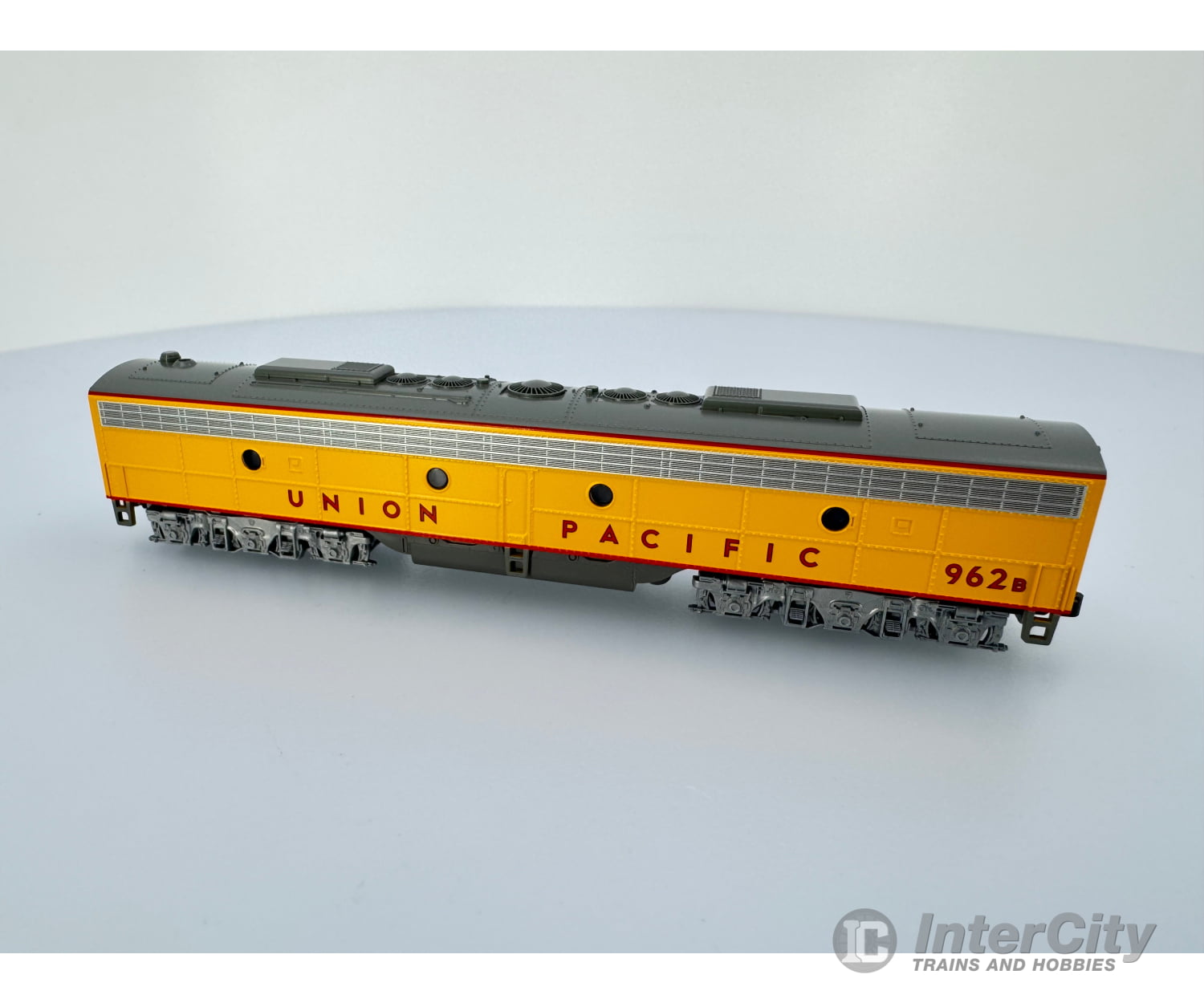 Kato N 1765355DCC EMD E8/9B - DCC -- Union Pacific 962B (Late Passeneger Scheme Armour Yellow gray red) Locomotives