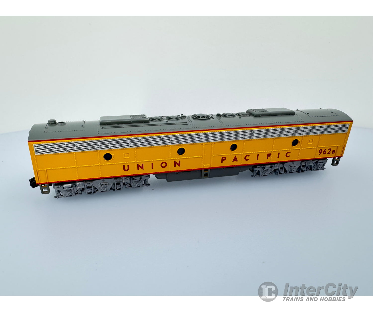 Kato N 1765355DCC EMD E8/9B - DCC -- Union Pacific 962B (Late Passeneger Scheme Armour Yellow gray red) Locomotives