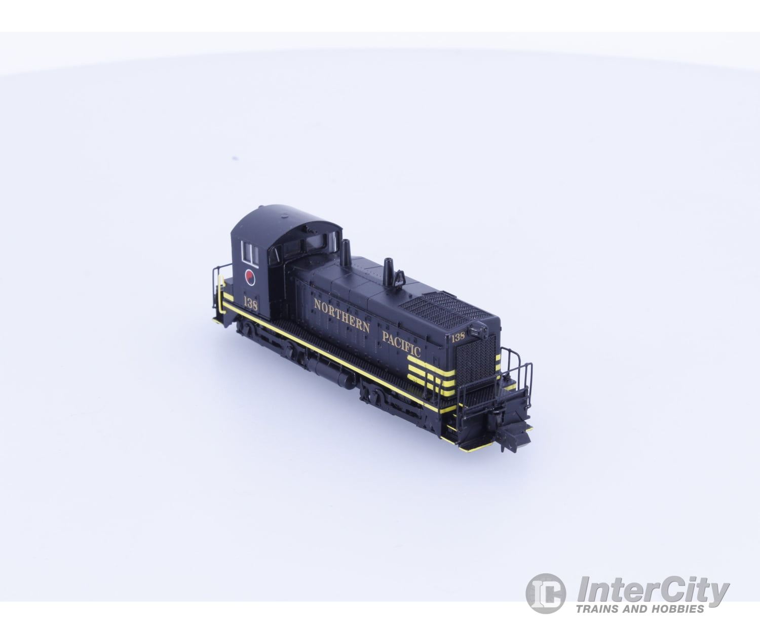 Life-Like 7517 N SW9/1200 Diesel Locomotive Northern Pacific (NP) 138 Analog DC Locomotives
