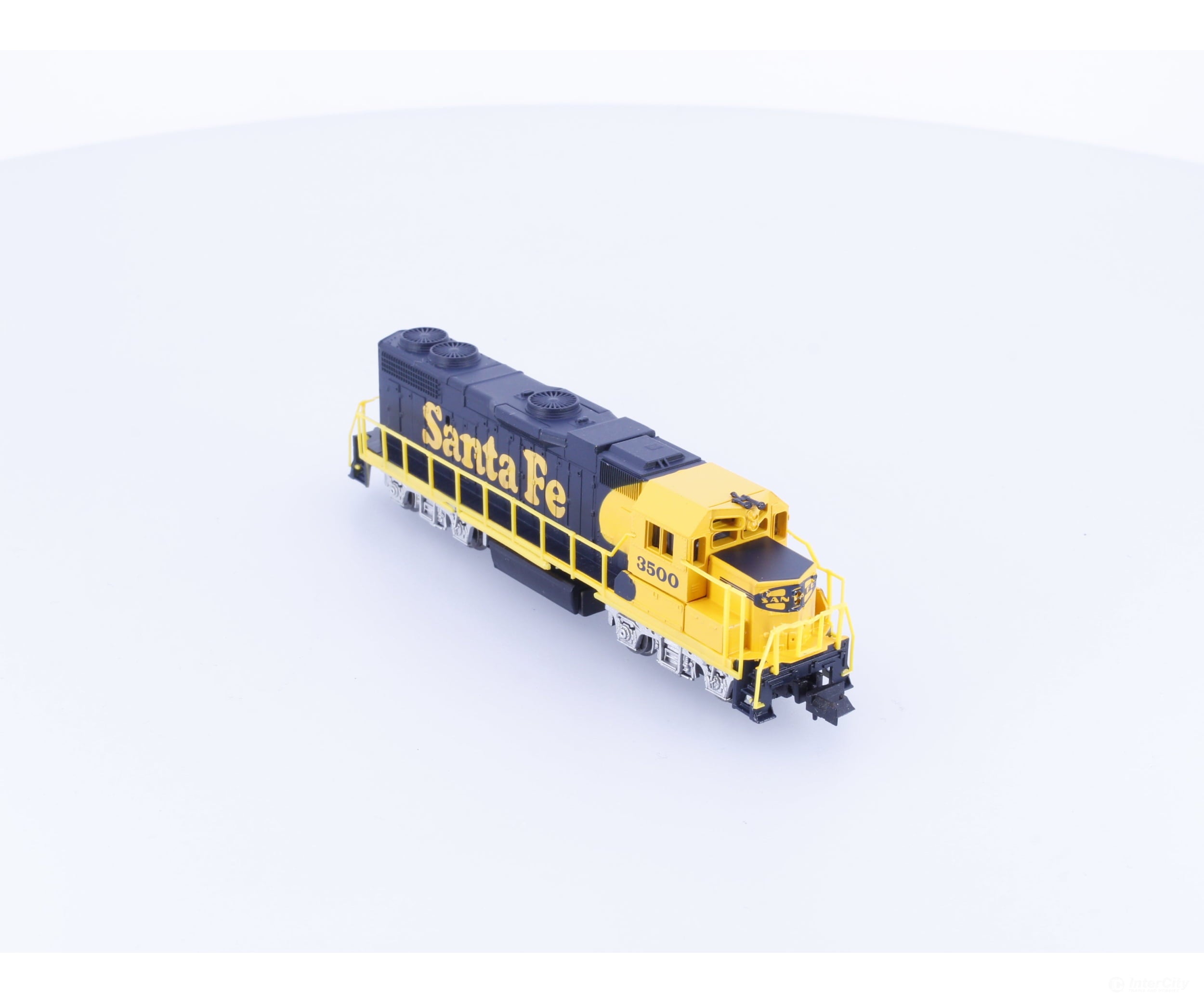 Life-Like 7843 N GP38 Diesel Locomotive #2 Santa Fe (SF) 3500 Analog DC Locomotives