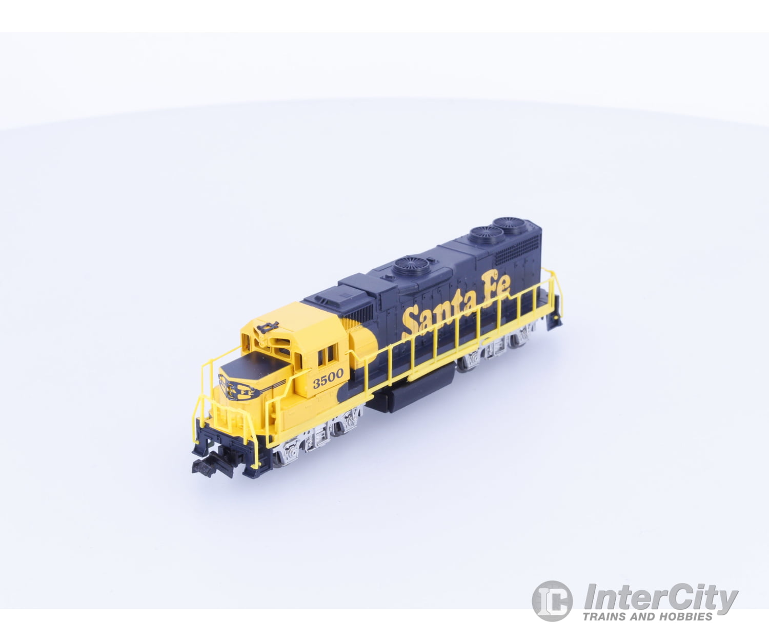 Life-Like 7843 N GP38 Diesel Locomotive Santa Fe (SF) 3500 Analog DC Locomotives
