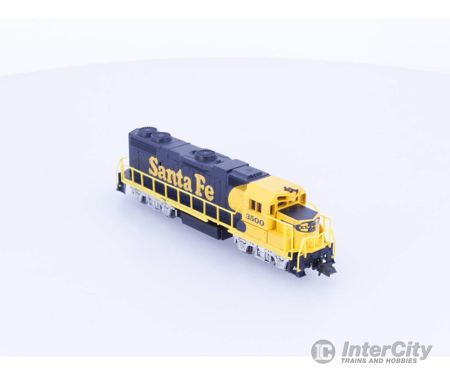 Life-Like 7843 N GP38 Diesel Locomotive Santa Fe (SF) 3500 Analog DC Locomotives