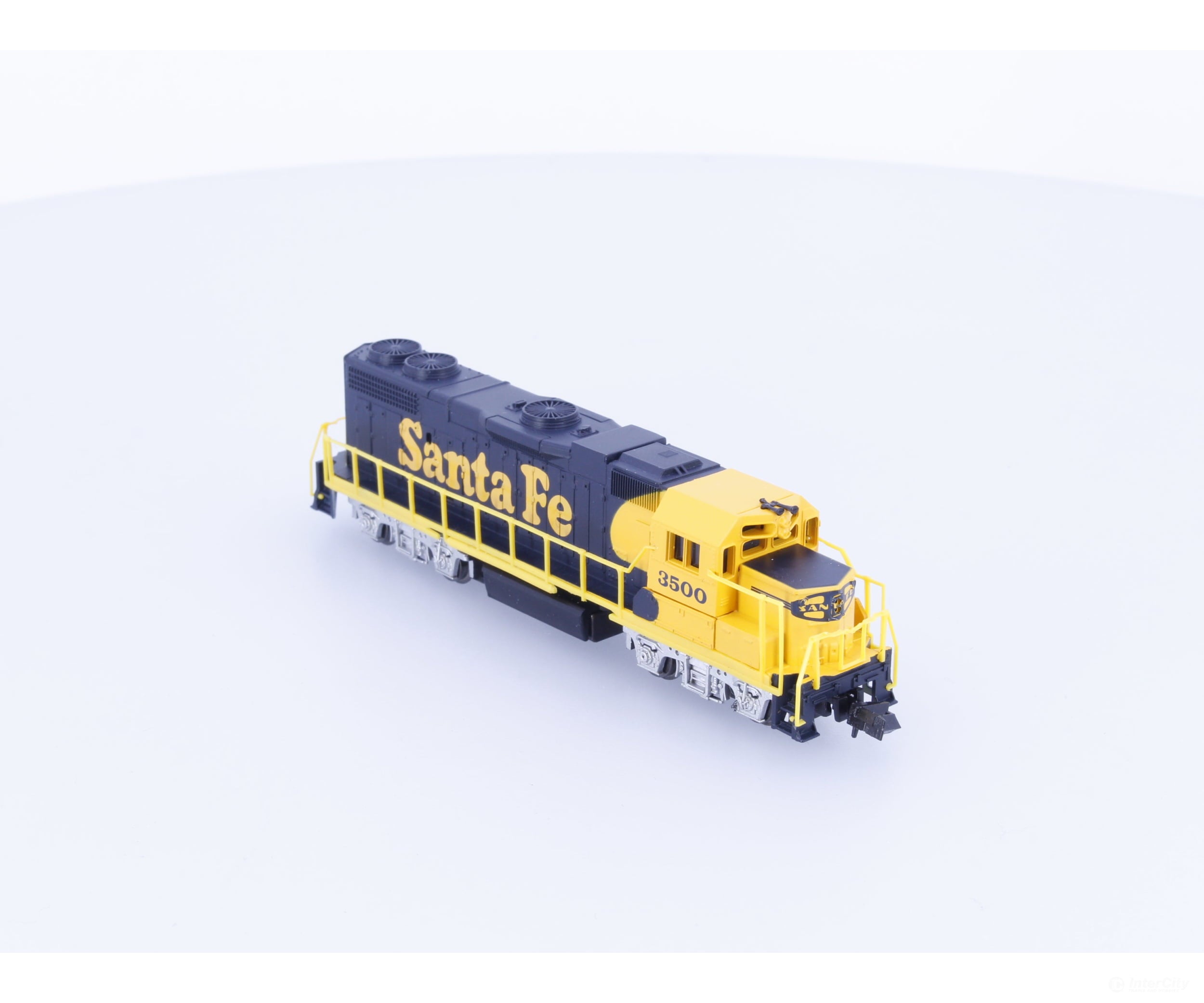 Life-Like 7843 N GP38 Diesel Locomotive Santa Fe (SF) 3500 Analog DC Locomotives