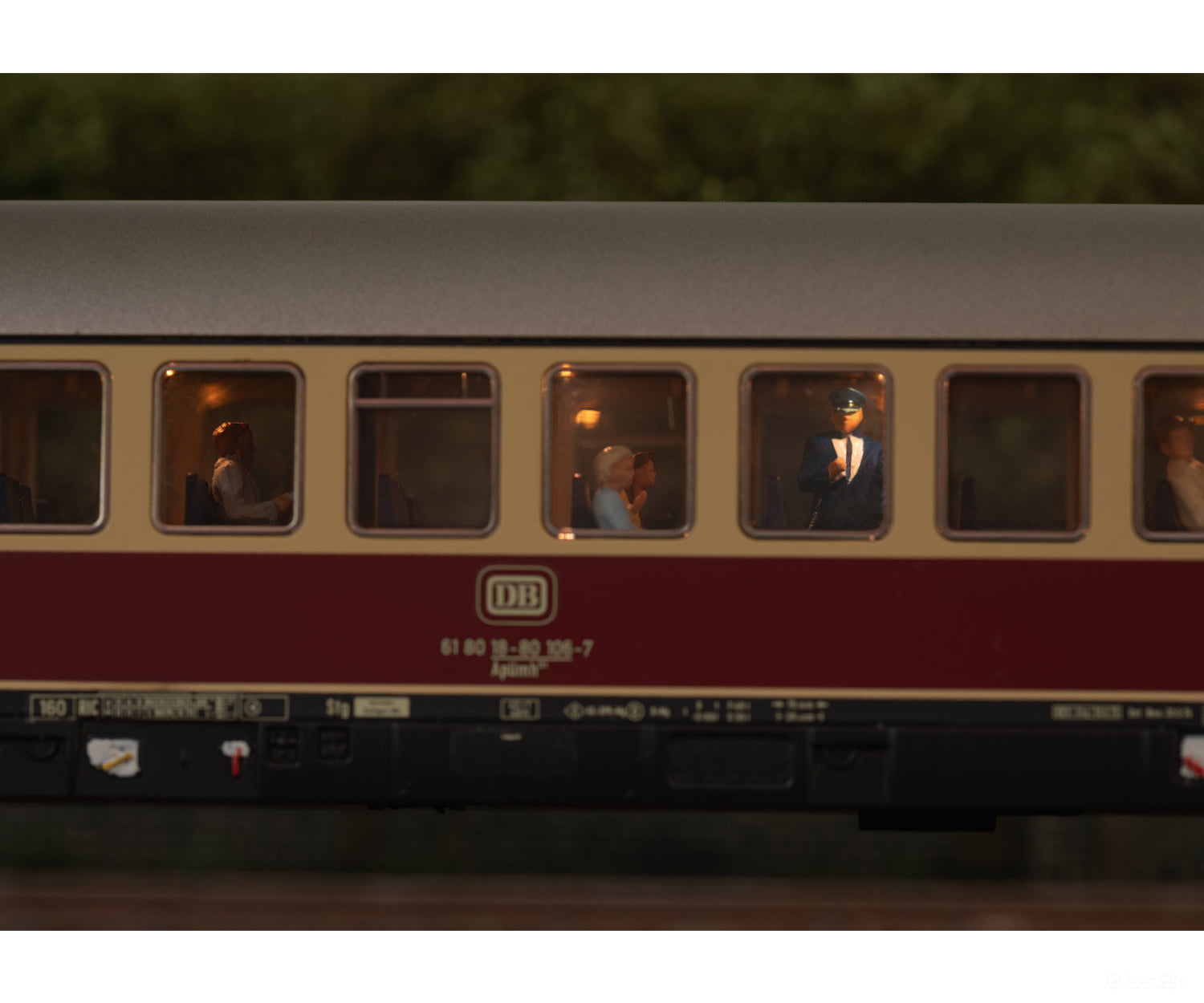Marklin 43886 HO DB Type Apümh 121 Express Train Passenger Car MFX Digital European Passenger Cars