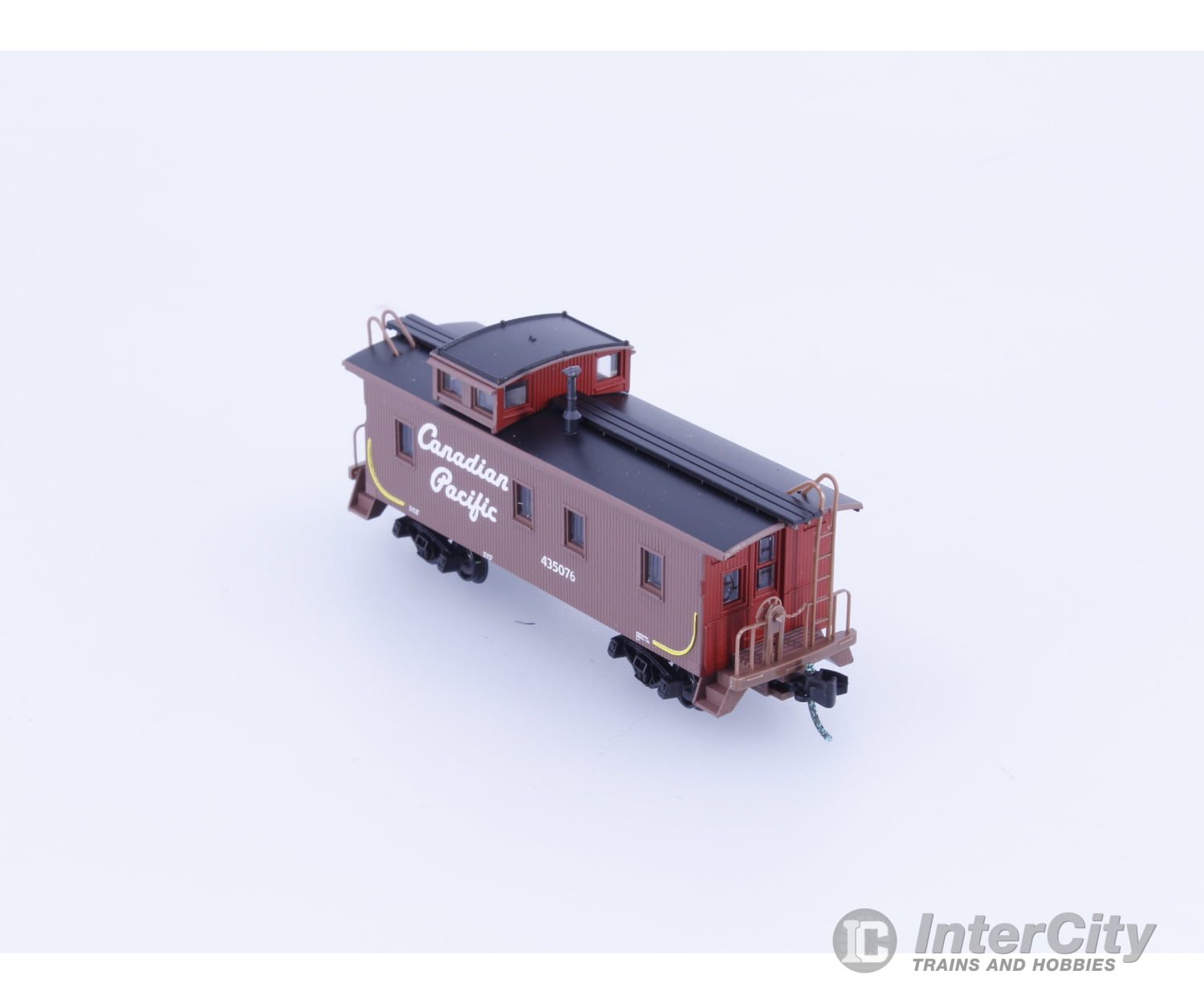 Micro Trains 05100011 N 34’ Wood Sheathed Caboose with Straight Sided Cupola Canadian Pacific (CP) 435076 Freight Cars