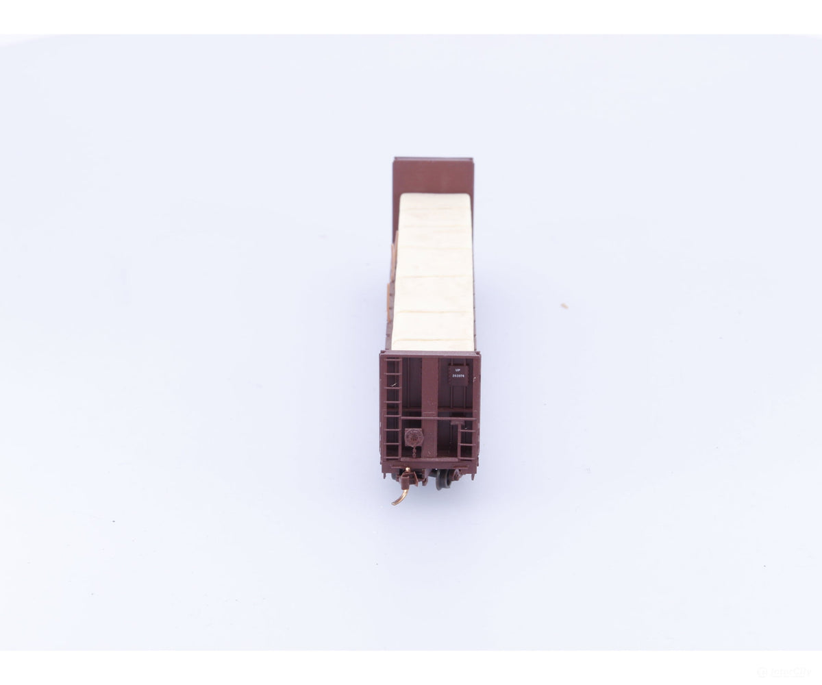 Micro Trains 054 00 152 N 61’ 8’’ Bulkhead Flat Car w/ Lumber Load Union Pacific (UP) 262074 - Freight Cars