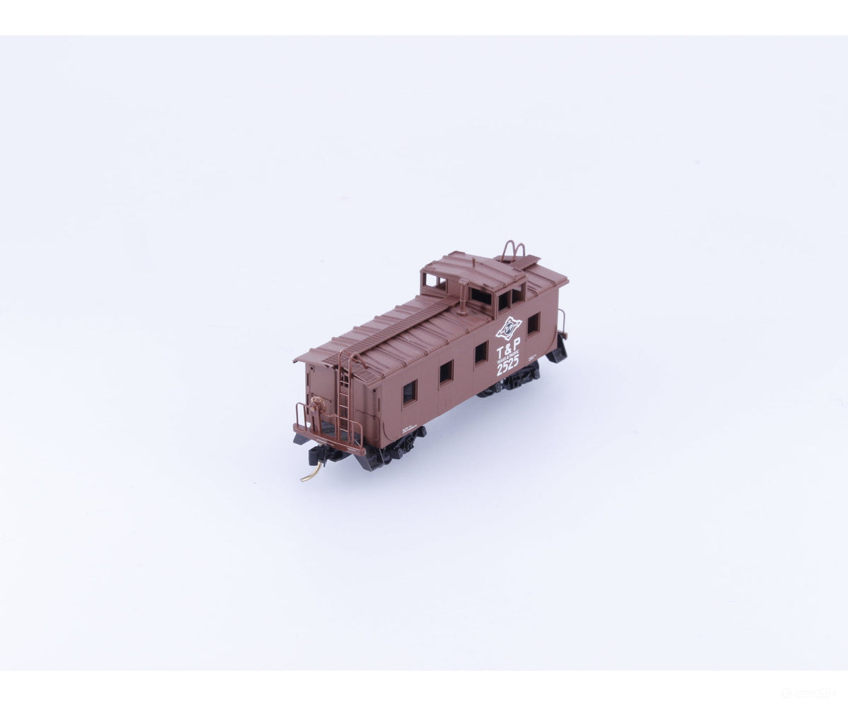 Micro Trains 100010 N 36’ Riveted Steel Side Caboose Texas & Pacific (T&P) 2525 - Freight Cars