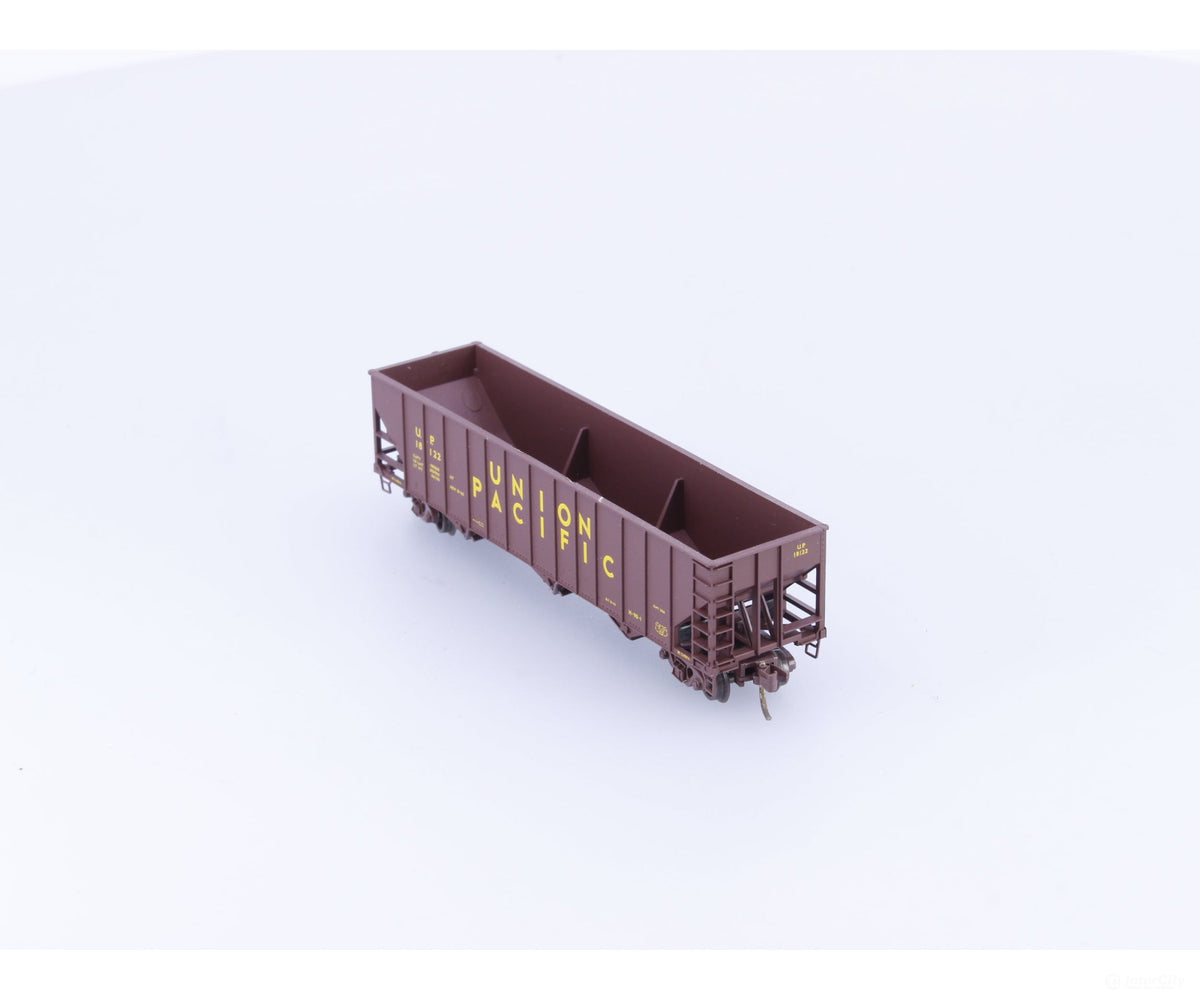 Micro Trains 108100 N 3 Bay Hopper 100 ton Rib Sides No Load Union Pacific (UP) 18122 (#1) - Freight Cars