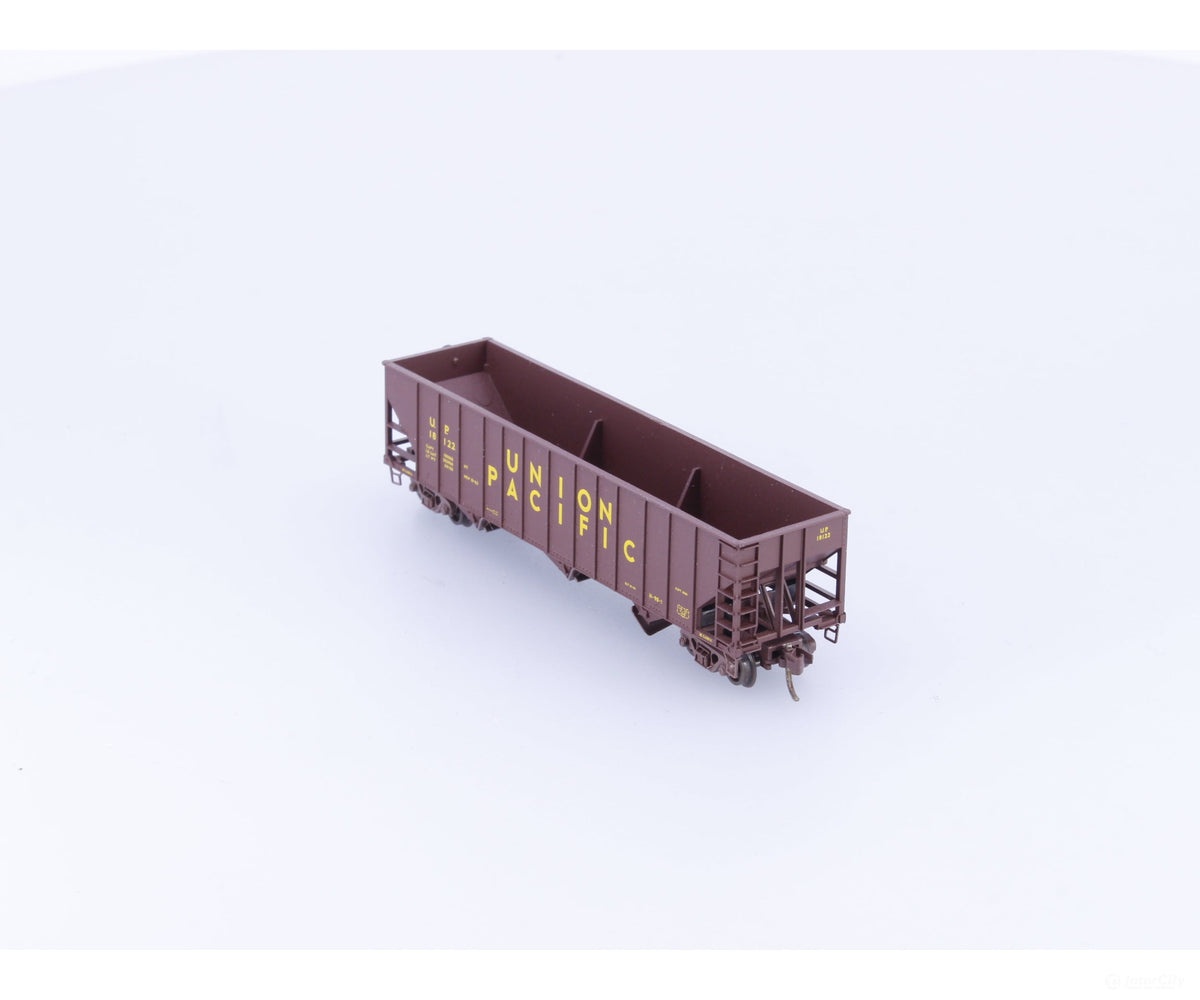 Micro Trains 108100 N 3 Bay Hopper 100 ton Rib Sides No Load Union Pacific (UP) 18122 (#2) - Freight Cars