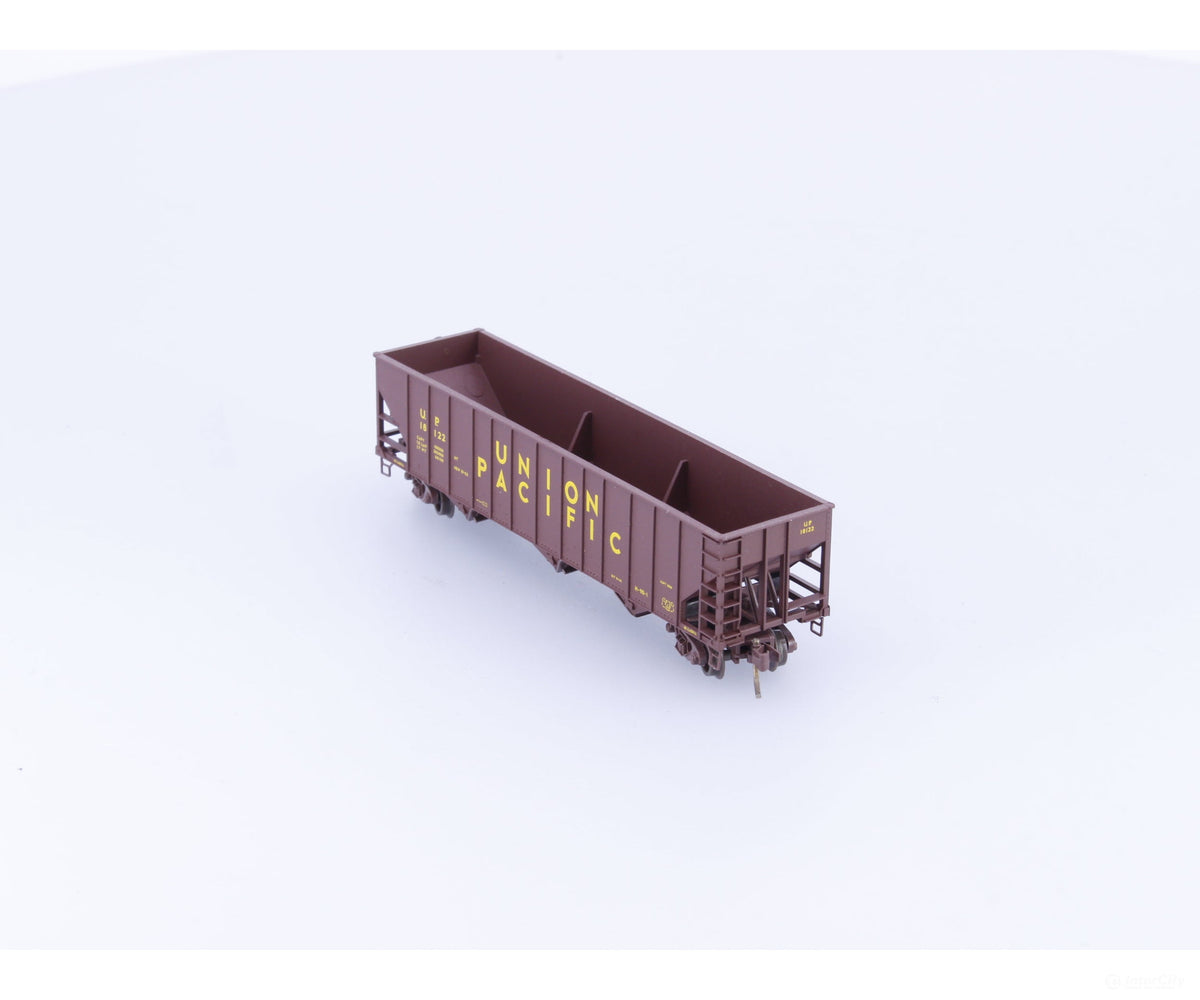 Micro Trains 108100 N 3 Bay Hopper 100 ton Rib Sides No Load Union Pacific (UP) 18122 - Freight Cars