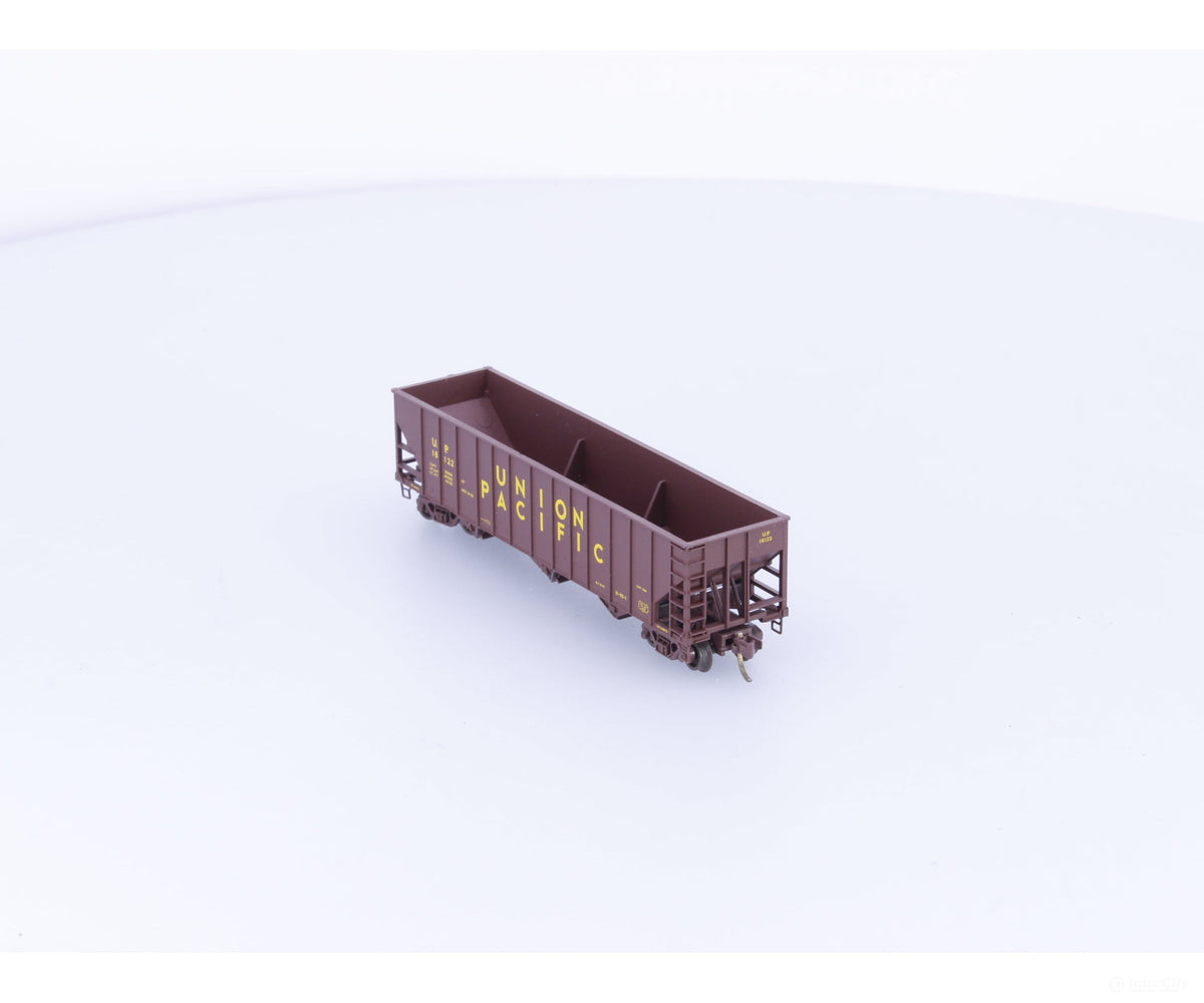 Micro Trains 108100 N 3 Bay Hopper 100 ton Rib Sides Union Pacific (UP) 18122 - Freight Cars