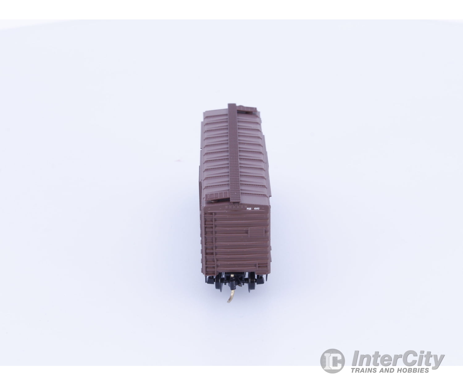 Micro Trains 22070 N 40’ Standard Box Car Plug & Sliding Door Pacific Great Eastern (PGE) 4942 Freight Cars